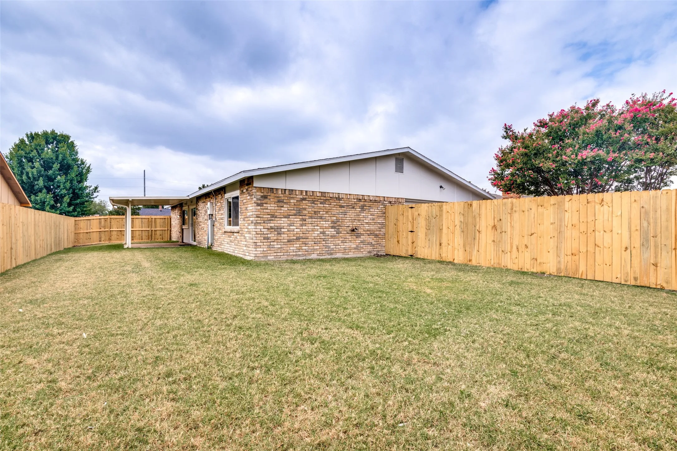 Single Family Residence For Sale in Dallas County , 2909 Flagstone Drive, Garland, Texas 75044, 3 Bedroom, 2 Bathroom, 2 Garage spaces, 1,716 Sqft, built in 1978, mls#21337348, Real Estate Agent in Garland, Homes For Sale in Dallas county, Homes For Sale in Garland, Realtor in Garland Texas, Real Estate Brokerage Independent Realty Texas, Luminita Cordes Realtor