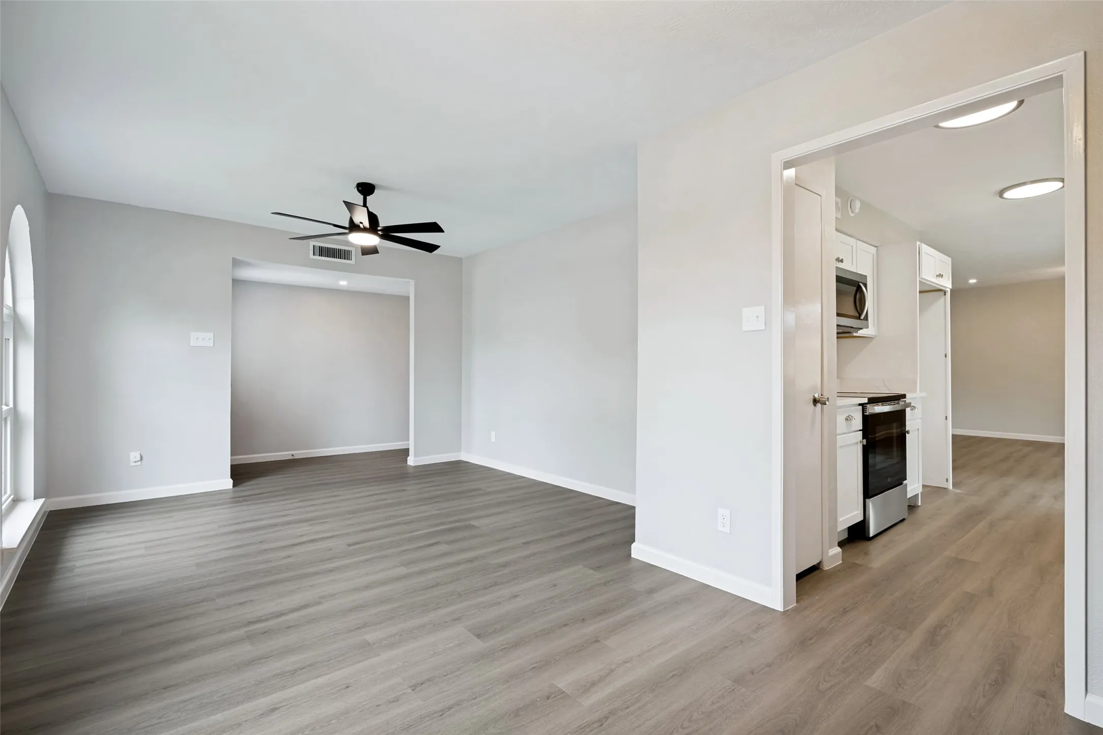 Single Family Residence For Sale in Dallas County , 2909 Flagstone Drive, Garland, Texas 75044, 3 Bedroom, 2 Bathroom, 2 Garage spaces, 1,716 Sqft, built in 1978, mls#21337348, Real Estate Agent in Garland, Homes For Sale in Dallas county, Homes For Sale in Garland, Realtor in Garland Texas, Real Estate Brokerage Independent Realty Texas, Luminita Cordes Realtor