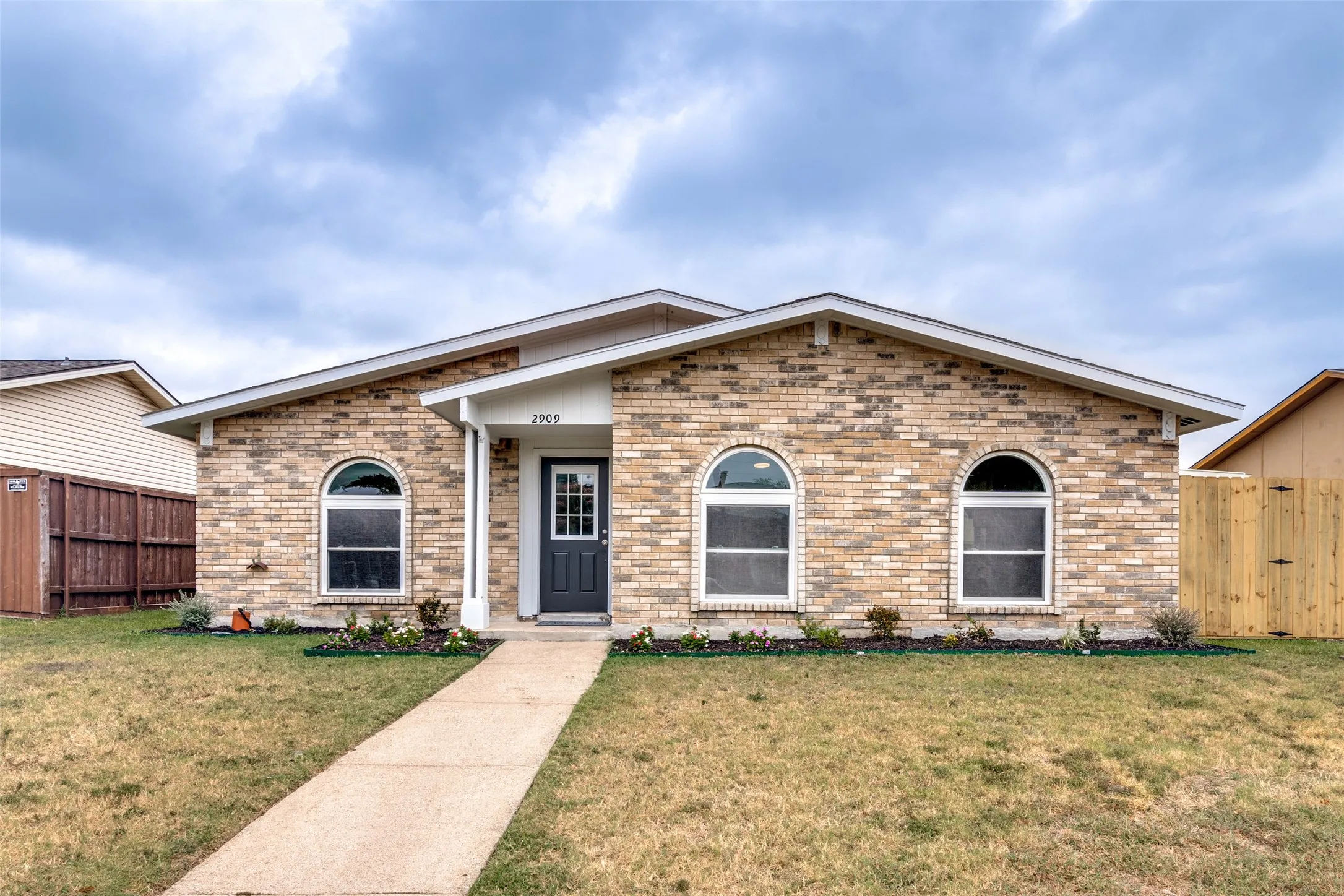 Single Family Residence For Sale in Dallas County , 2909 Flagstone Drive, Garland, Texas 75044, 3 Bedroom, 2 Bathroom, 2 Garage spaces, 1,716 Sqft, built in 1978, mls#21337348, Real Estate Agent in Garland, Homes For Sale in Dallas county, Homes For Sale in Garland, Realtor in Garland Texas, Real Estate Brokerage Independent Realty Texas, Luminita Cordes Realtor