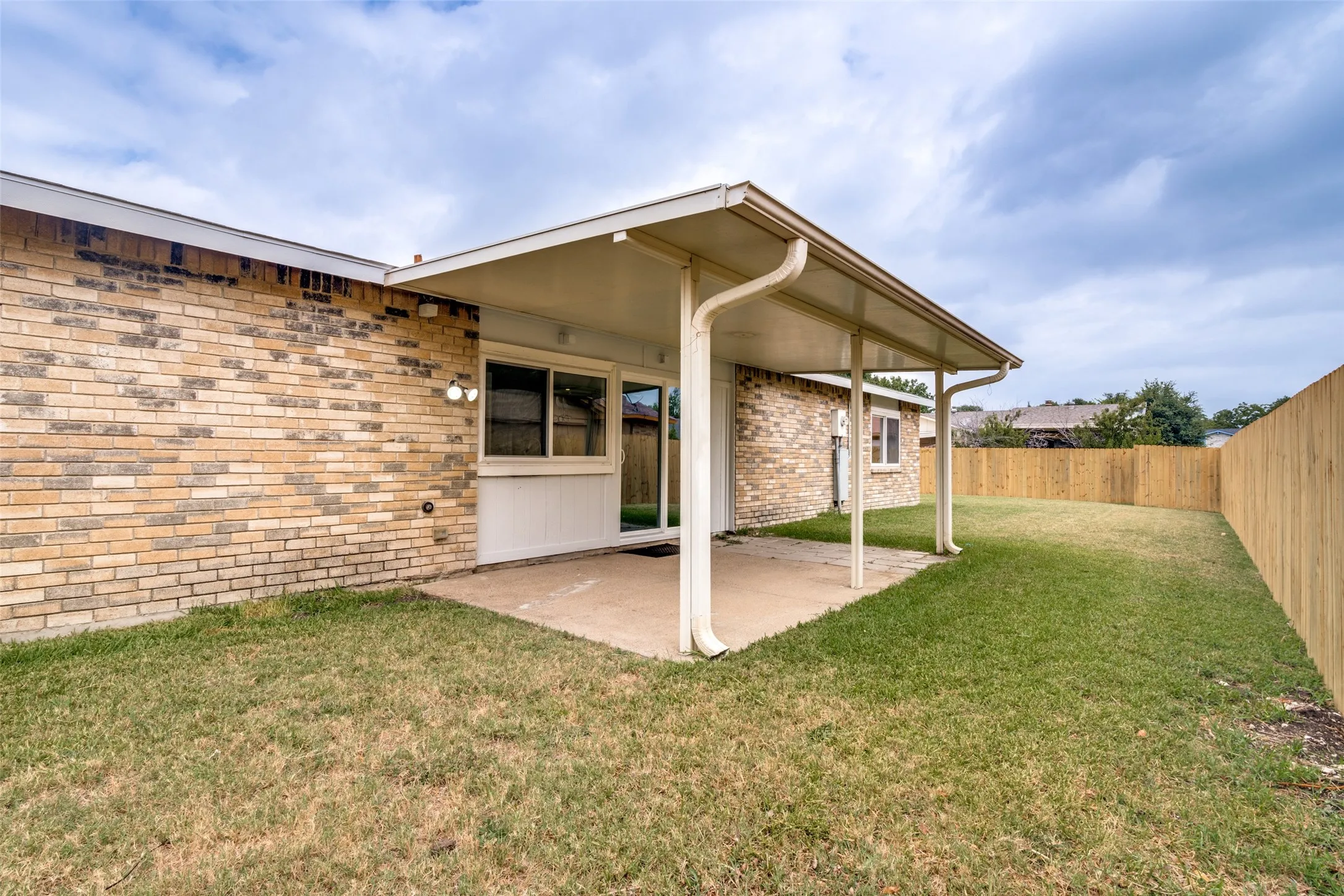Single Family Residence For Sale in Dallas County , 2909 Flagstone Drive, Garland, Texas 75044, 3 Bedroom, 2 Bathroom, 2 Garage spaces, 1,716 Sqft, built in 1978, mls#21337348, Real Estate Agent in Garland, Homes For Sale in Dallas county, Homes For Sale in Garland, Realtor in Garland Texas, Real Estate Brokerage Independent Realty Texas, Luminita Cordes Realtor