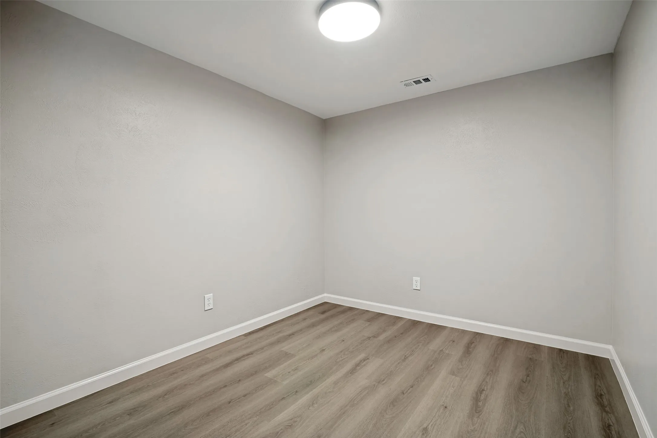 Single Family Residence For Sale in Dallas County , 2909 Flagstone Drive, Garland, Texas 75044, 3 Bedroom, 2 Bathroom, 2 Garage spaces, 1,716 Sqft, built in 1978, mls#21337348, Real Estate Agent in Garland, Homes For Sale in Dallas county, Homes For Sale in Garland, Realtor in Garland Texas, Real Estate Brokerage Independent Realty Texas, Luminita Cordes Realtor
