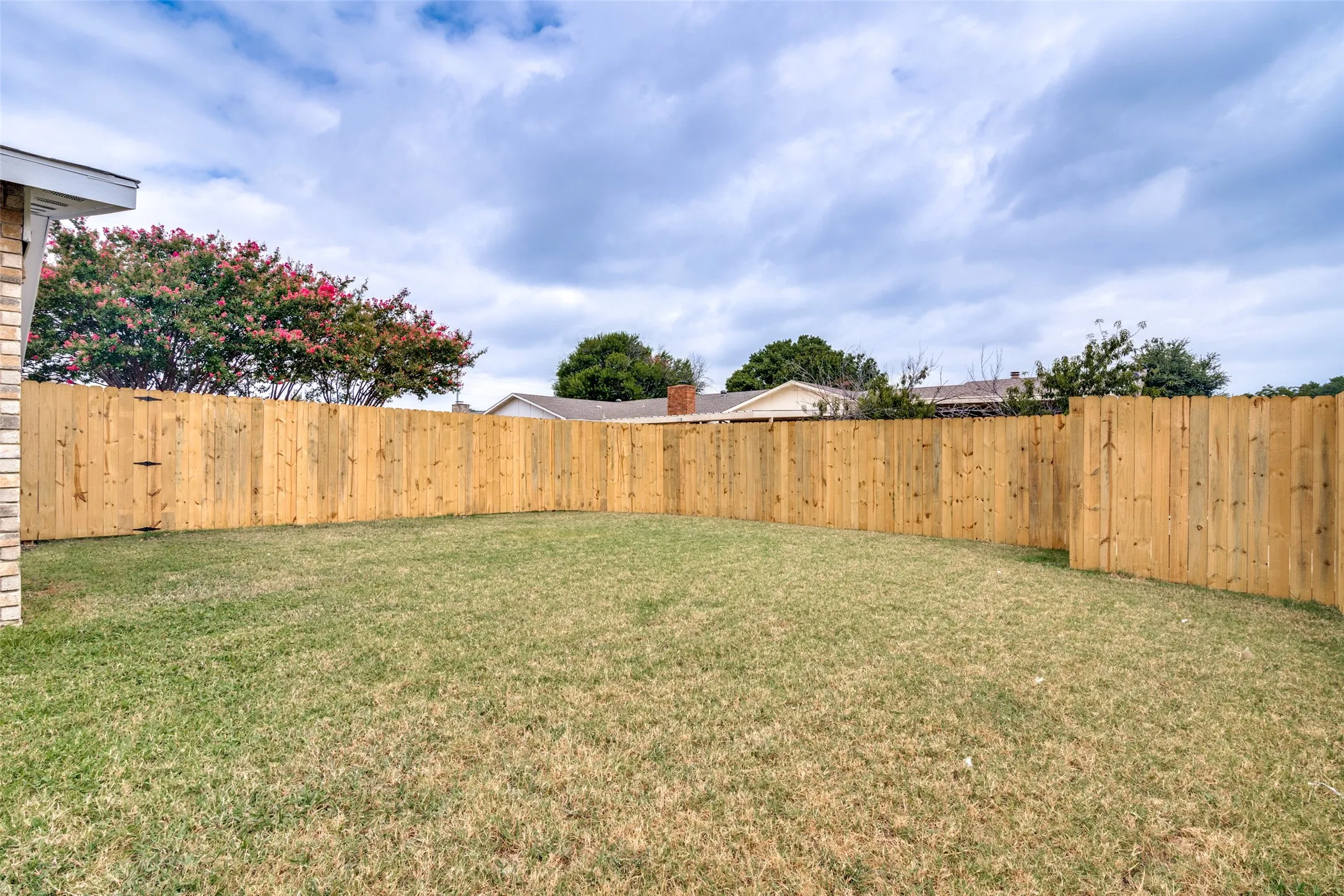Single Family Residence For Sale in Dallas County , 2909 Flagstone Drive, Garland, Texas 75044, 3 Bedroom, 2 Bathroom, 2 Garage spaces, 1,716 Sqft, built in 1978, mls#21337348, Real Estate Agent in Garland, Homes For Sale in Dallas county, Homes For Sale in Garland, Realtor in Garland Texas, Real Estate Brokerage Independent Realty Texas, Luminita Cordes Realtor