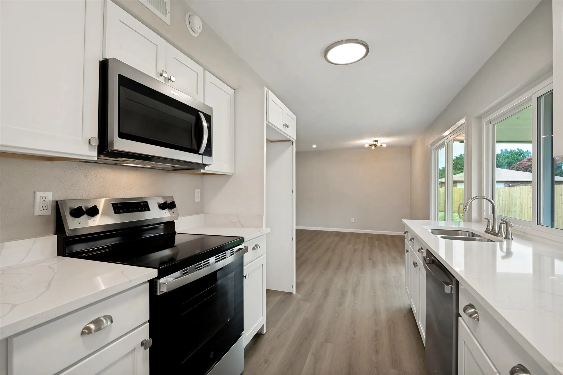Single Family Residence For Sale in Dallas County , 2909 Flagstone Drive, Garland, Texas 75044, 3 Bedroom, 2 Bathroom, 2 Garage spaces, 1,716 Sqft, built in 1978, mls#21337348, Real Estate Agent in Garland, Homes For Sale in Dallas county, Homes For Sale in Garland, Realtor in Garland Texas, Real Estate Brokerage Independent Realty Texas, Luminita Cordes Realtor