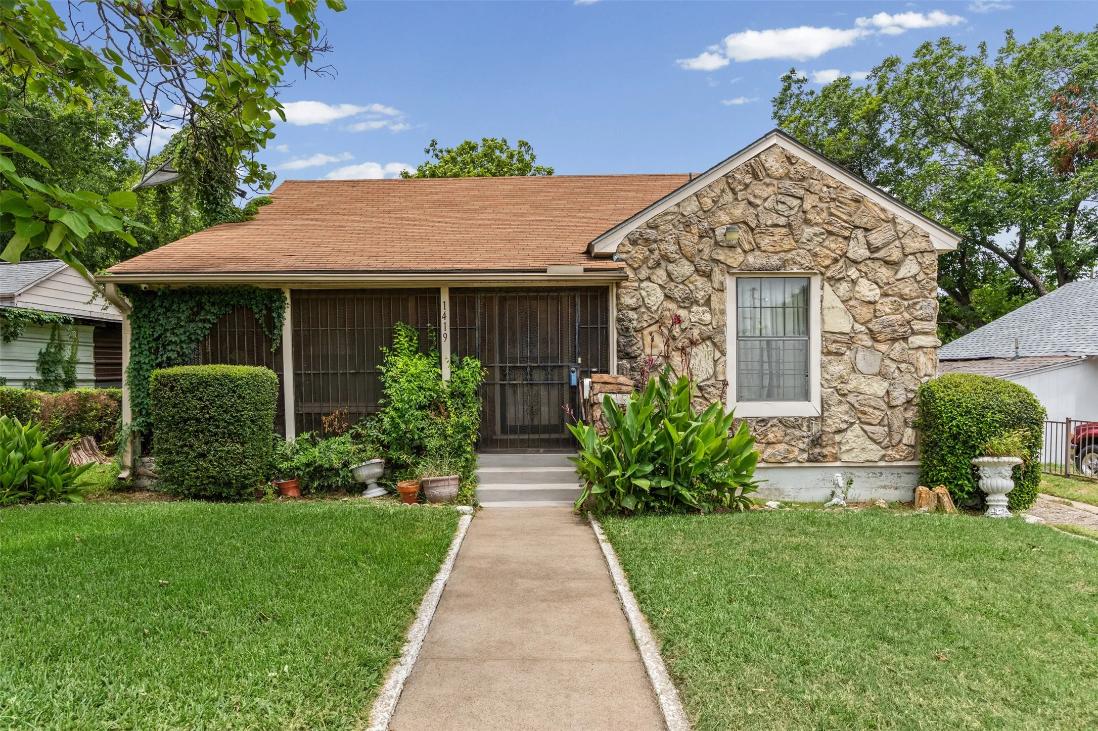 Single Family Residence For Sale in Dallas County , 1419 Georgia Avenue, Dallas, Texas 75216, 3 Bedroom, 2 Bathroom, 1 Garage spaces, 1,812 Sqft, built in 1949, mls#21336751, Real Estate Agent in Dallas, Homes For Sale in Dallas county, Homes For Sale in Dallas, Realtor in Dallas Texas, Real Estate Brokerage Independent Realty Texas, Luminita Cordes Realtor