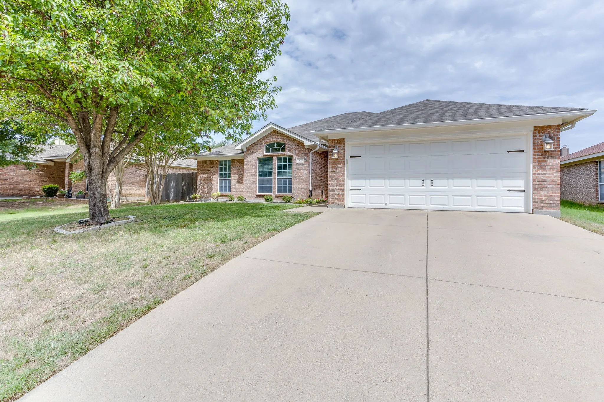 Single Family Residence For Sale in Johnson County , 1020 Thistle Meade Circle, Burleson, Texas 76028, 3 Bedroom, 2 Bathroom, 2 Garage spaces, 1,834 Sqft, built in 2005, mls#21311581, Real Estate Agent in Burleson, Homes For Sale in Johnson county, Homes For Sale in Burleson, Realtor in Burleson Texas, Real Estate Brokerage Independent Realty Texas, Luminita Cordes Realtor