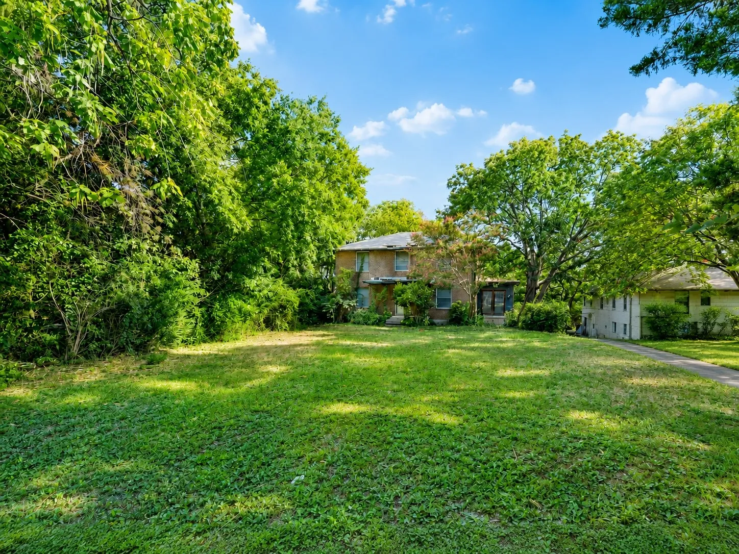Single Family Residence For Sale in Dallas County , 625 W Colorado Boulevard, Dallas, Texas 75208, 4 Bedroom, 3 Bathroom, 2 Garage spaces, 2,079 Sqft, built in 1953, mls#21337315, Real Estate Agent in Dallas, Homes For Sale in Dallas county, Homes For Sale in Dallas, Realtor in Dallas Texas, Real Estate Brokerage Independent Realty Texas, Luminita Cordes Realtor