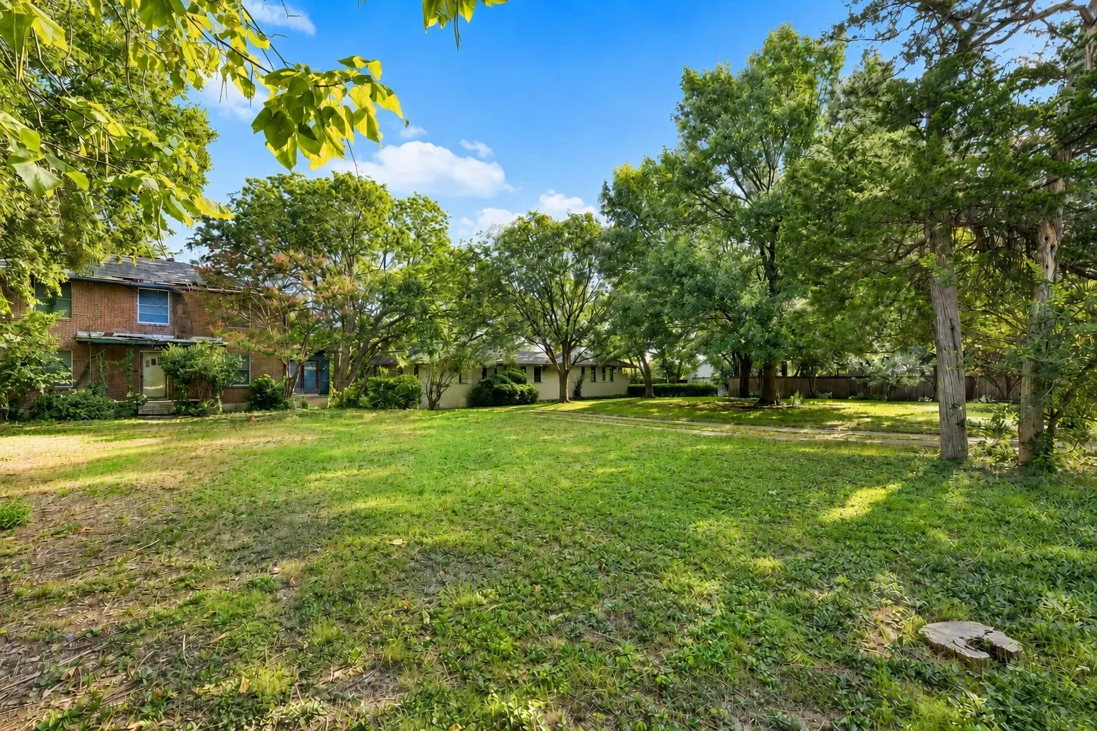 Single Family Residence For Sale in Dallas County , 625 W Colorado Boulevard, Dallas, Texas 75208, 4 Bedroom, 3 Bathroom, 2 Garage spaces, 2,079 Sqft, built in 1953, mls#21337315, Real Estate Agent in Dallas, Homes For Sale in Dallas county, Homes For Sale in Dallas, Realtor in Dallas Texas, Real Estate Brokerage Independent Realty Texas, Luminita Cordes Realtor