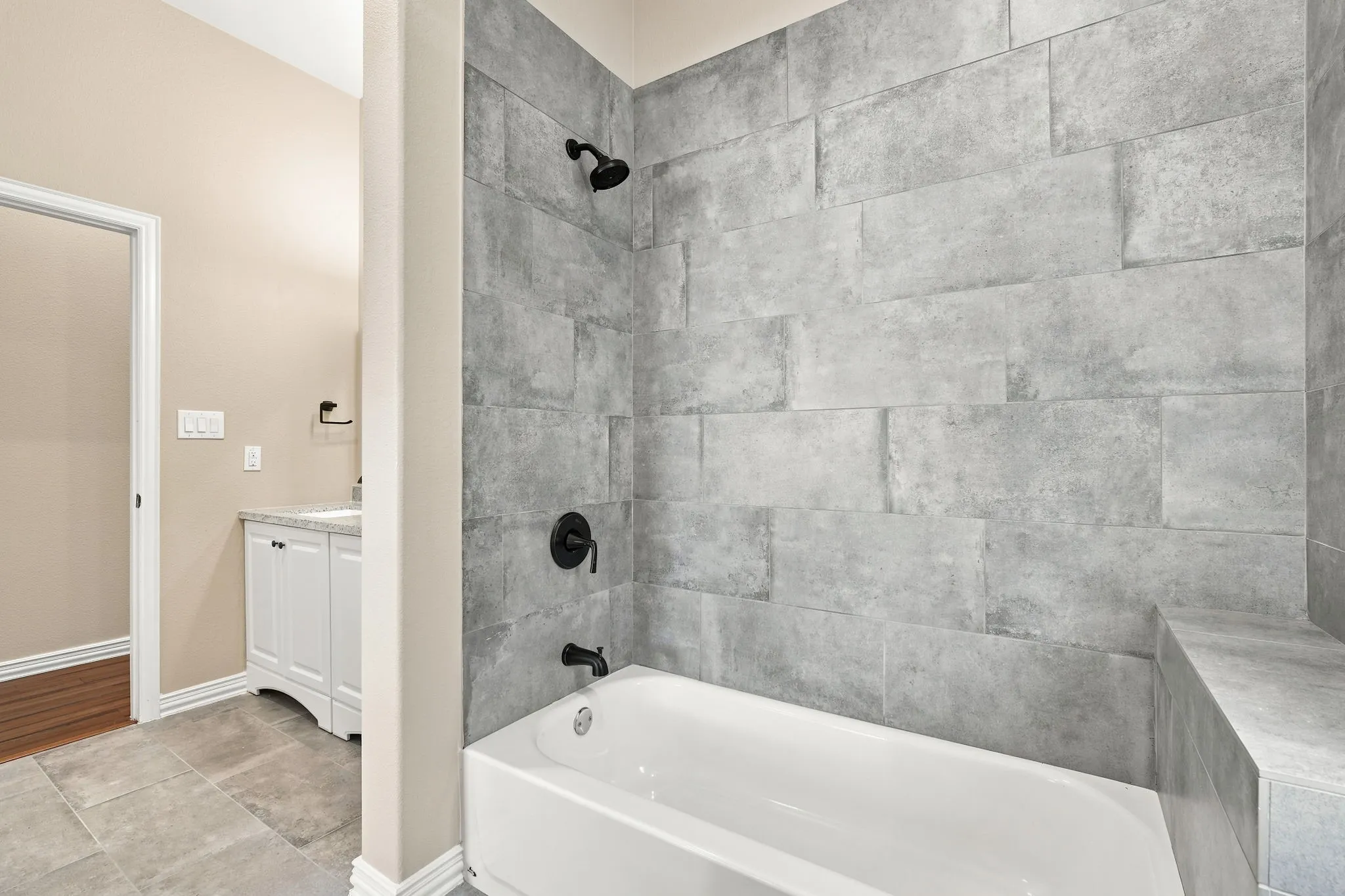 Single Family Residence For Sale in Ellis County , 1906 Clearview Drive, Ennis, Texas 75119, 4 Bedroom, 3 Bathroom, 3 Garage spaces, 2,659 Sqft, built in 2018, mls#21329438, Real Estate Agent in Ennis, Homes For Sale in Ellis county, Homes For Sale in Ennis, Realtor in Ennis Texas, Real Estate Brokerage Independent Realty Texas, Luminita Cordes Realtor