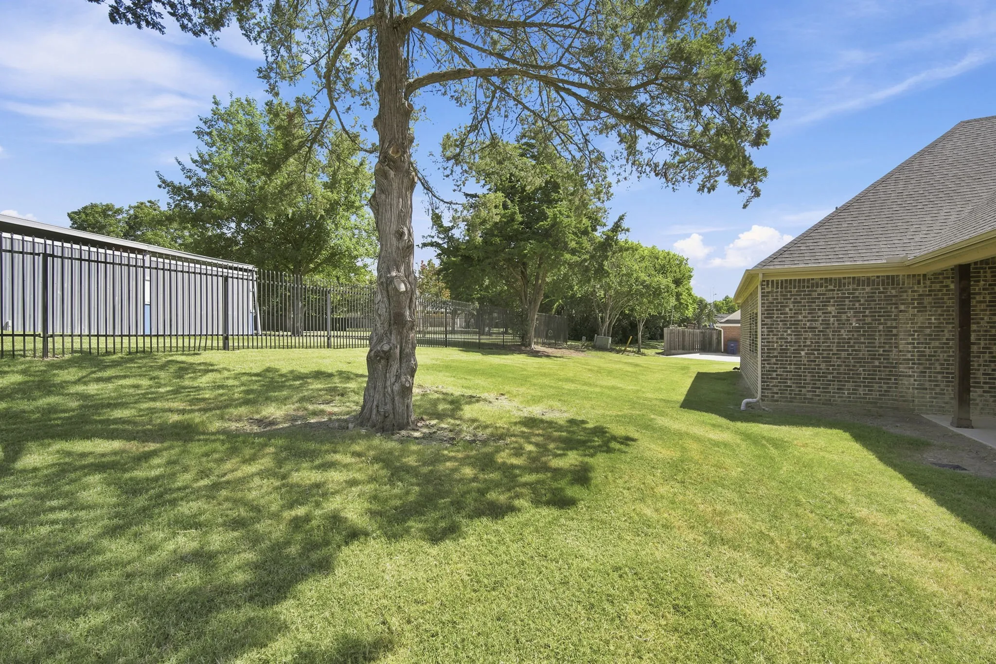 Single Family Residence For Sale in Ellis County , 1906 Clearview Drive, Ennis, Texas 75119, 4 Bedroom, 3 Bathroom, 3 Garage spaces, 2,659 Sqft, built in 2018, mls#21329438, Real Estate Agent in Ennis, Homes For Sale in Ellis county, Homes For Sale in Ennis, Realtor in Ennis Texas, Real Estate Brokerage Independent Realty Texas, Luminita Cordes Realtor