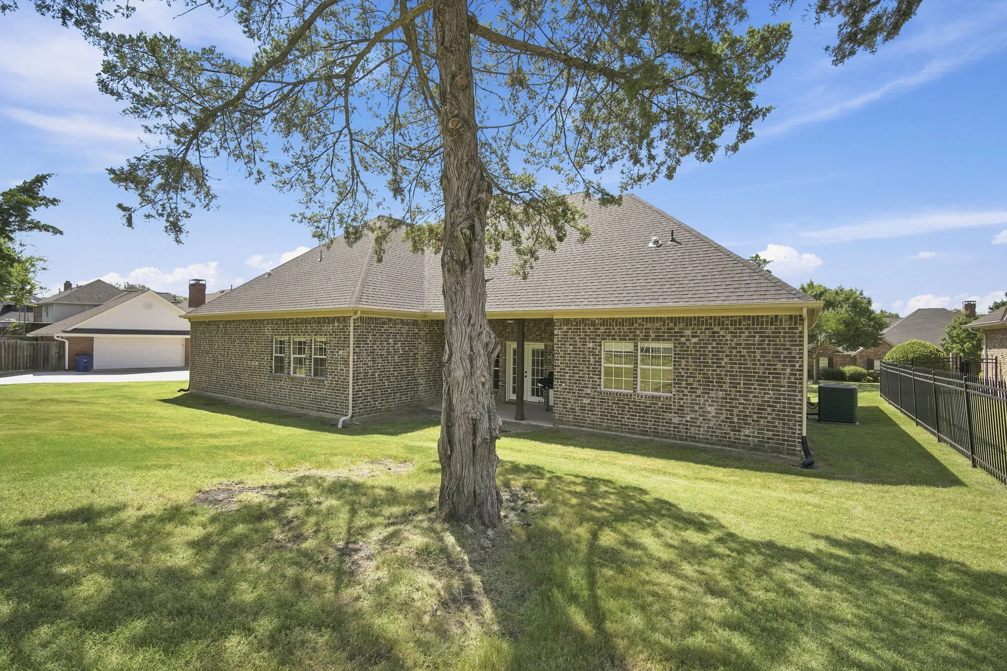 Single Family Residence For Sale in Ellis County , 1906 Clearview Drive, Ennis, Texas 75119, 4 Bedroom, 3 Bathroom, 3 Garage spaces, 2,659 Sqft, built in 2018, mls#21329438, Real Estate Agent in Ennis, Homes For Sale in Ellis county, Homes For Sale in Ennis, Realtor in Ennis Texas, Real Estate Brokerage Independent Realty Texas, Luminita Cordes Realtor