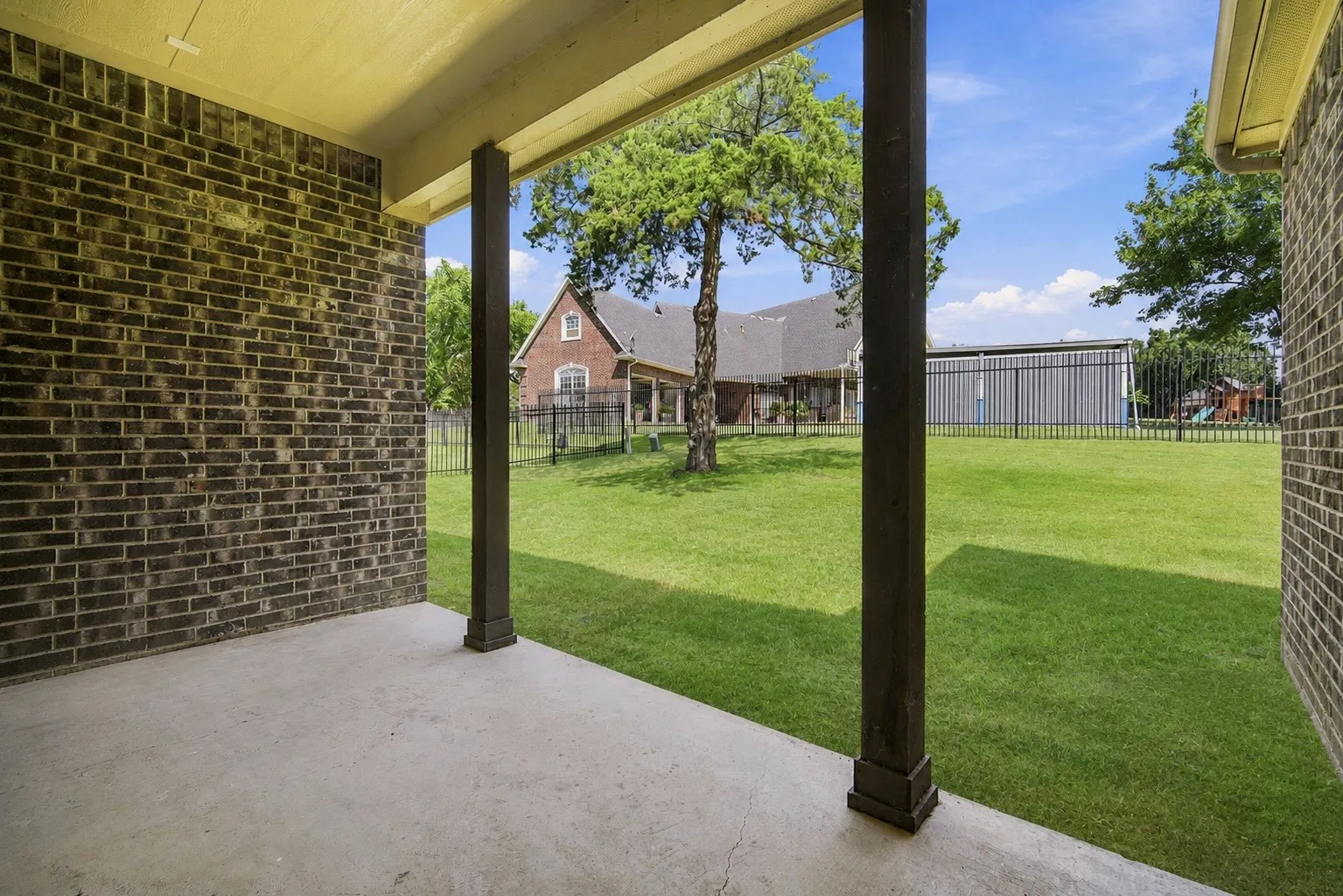 Single Family Residence For Sale in Ellis County , 1906 Clearview Drive, Ennis, Texas 75119, 4 Bedroom, 3 Bathroom, 3 Garage spaces, 2,659 Sqft, built in 2018, mls#21329438, Real Estate Agent in Ennis, Homes For Sale in Ellis county, Homes For Sale in Ennis, Realtor in Ennis Texas, Real Estate Brokerage Independent Realty Texas, Luminita Cordes Realtor