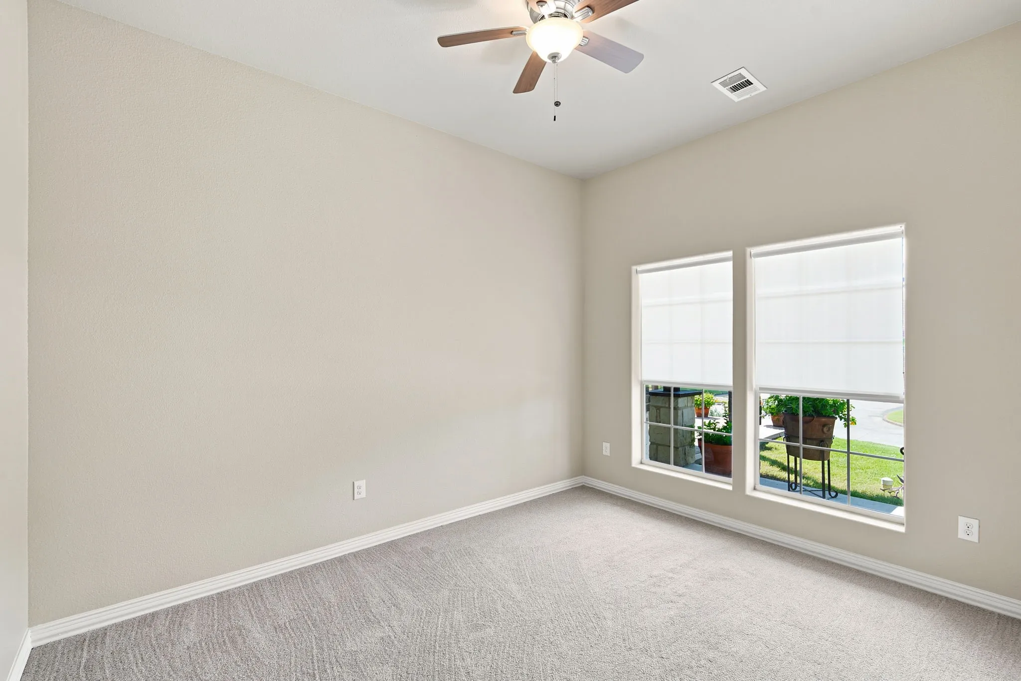 Single Family Residence For Sale in Ellis County , 1906 Clearview Drive, Ennis, Texas 75119, 4 Bedroom, 3 Bathroom, 3 Garage spaces, 2,659 Sqft, built in 2018, mls#21329438, Real Estate Agent in Ennis, Homes For Sale in Ellis county, Homes For Sale in Ennis, Realtor in Ennis Texas, Real Estate Brokerage Independent Realty Texas, Luminita Cordes Realtor