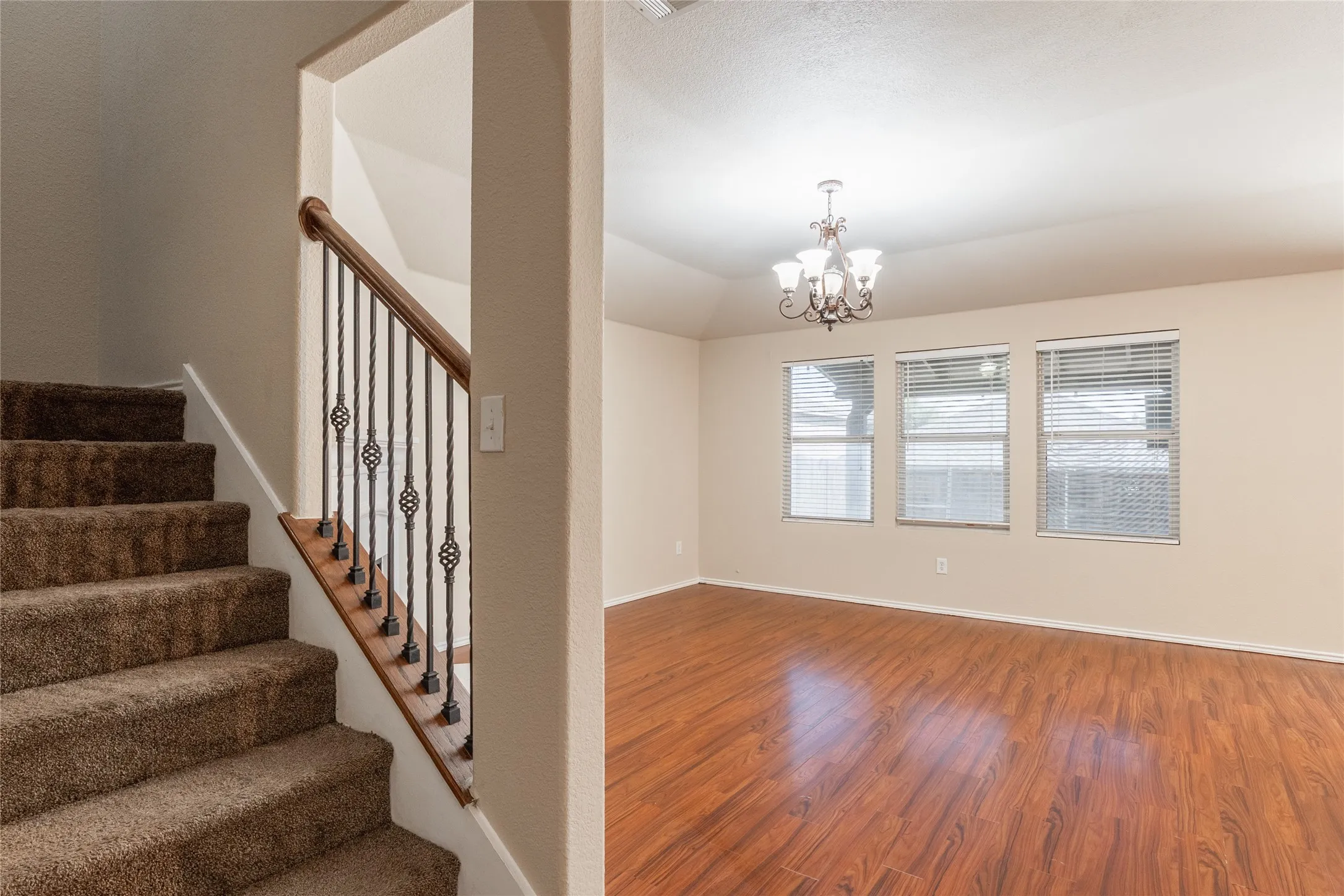 Single Family Residence For Rent in Collin County , 472 Grant Lane, Lavon, Texas 75166, 5 Bedroom, 4 Bathroom, 2 Garage spaces, 2,924 Sqft, built in 2008, mls#21334772, Real Estate Agent in Lavon, Homes For Rent in Collin county, Homes For Rent in Lavon, Realtor in Lavon Texas, Real Estate Brokerage Independent Realty Texas, Luminita Cordes Realtor