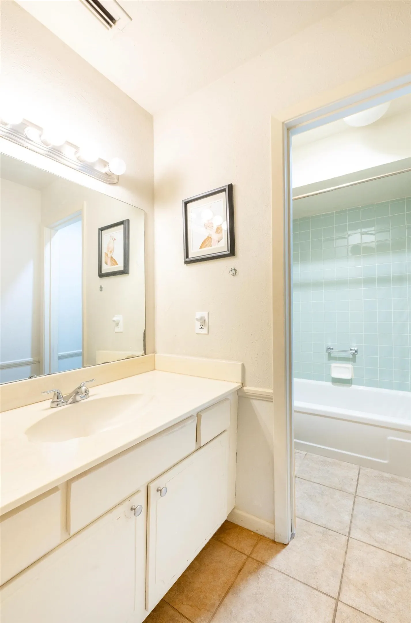 Condominium For Sale in Dallas County , 7504 Riverbrook Drive, Dallas, Texas 75230, 3 Bedroom, 3 Bathroom, Garage spaces, 1,520 Sqft, built in 1969, mls#21334491, Real Estate Agent in Dallas, Homes For Sale in Dallas county, Homes For Sale in Dallas, Realtor in Dallas Texas, Real Estate Brokerage Independent Realty Texas, Luminita Cordes Realtor