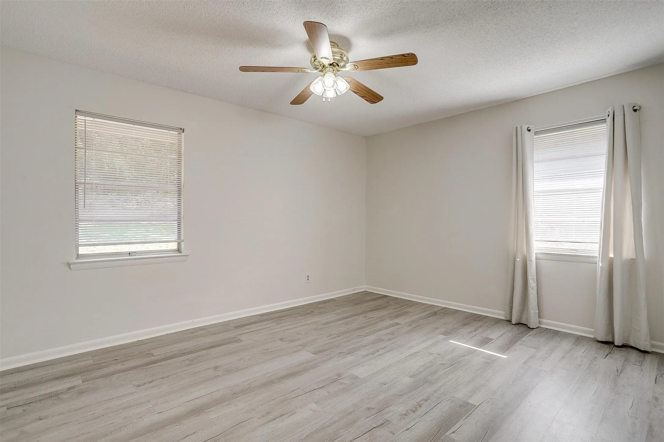 Single Family Residence For Rent in Parker County , 1104 Julie Street, Weatherford, Texas 76086, 3 Bedroom, 2 Bathroom, 2 Garage spaces, 1,395 Sqft, built in 1970, mls#21337407, Real Estate Agent in Weatherford, Homes For Rent in Parker county, Homes For Rent in Weatherford, Realtor in Weatherford Texas, Real Estate Brokerage Independent Realty Texas, Luminita Cordes Realtor