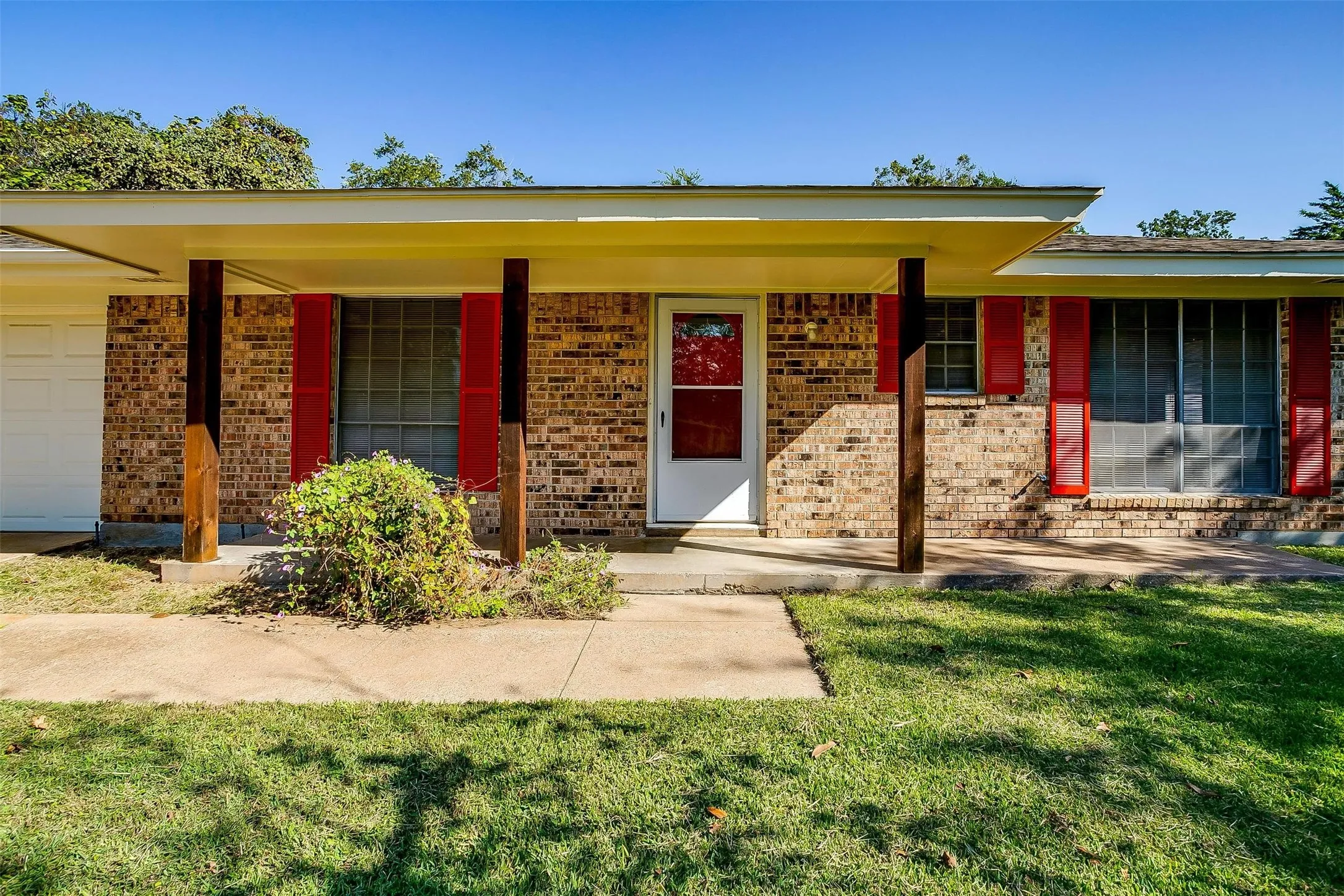 Single Family Residence For Rent in Parker County , 1104 Julie Street, Weatherford, Texas 76086, 3 Bedroom, 2 Bathroom, 2 Garage spaces, 1,395 Sqft, built in 1970, mls#21337407, Real Estate Agent in Weatherford, Homes For Rent in Parker county, Homes For Rent in Weatherford, Realtor in Weatherford Texas, Real Estate Brokerage Independent Realty Texas, Luminita Cordes Realtor