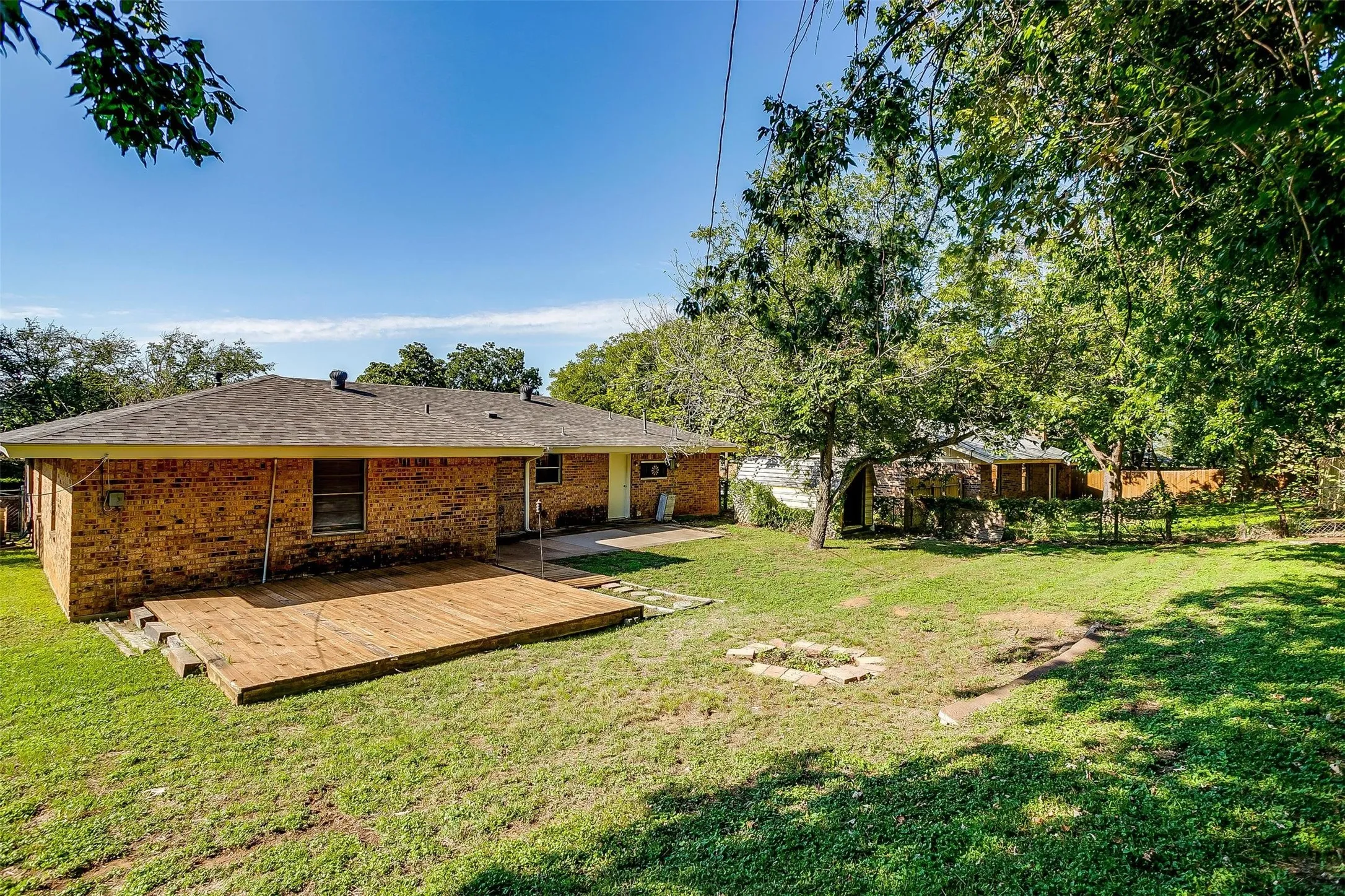 Single Family Residence For Rent in Parker County , 1104 Julie Street, Weatherford, Texas 76086, 3 Bedroom, 2 Bathroom, 2 Garage spaces, 1,395 Sqft, built in 1970, mls#21337407, Real Estate Agent in Weatherford, Homes For Rent in Parker county, Homes For Rent in Weatherford, Realtor in Weatherford Texas, Real Estate Brokerage Independent Realty Texas, Luminita Cordes Realtor