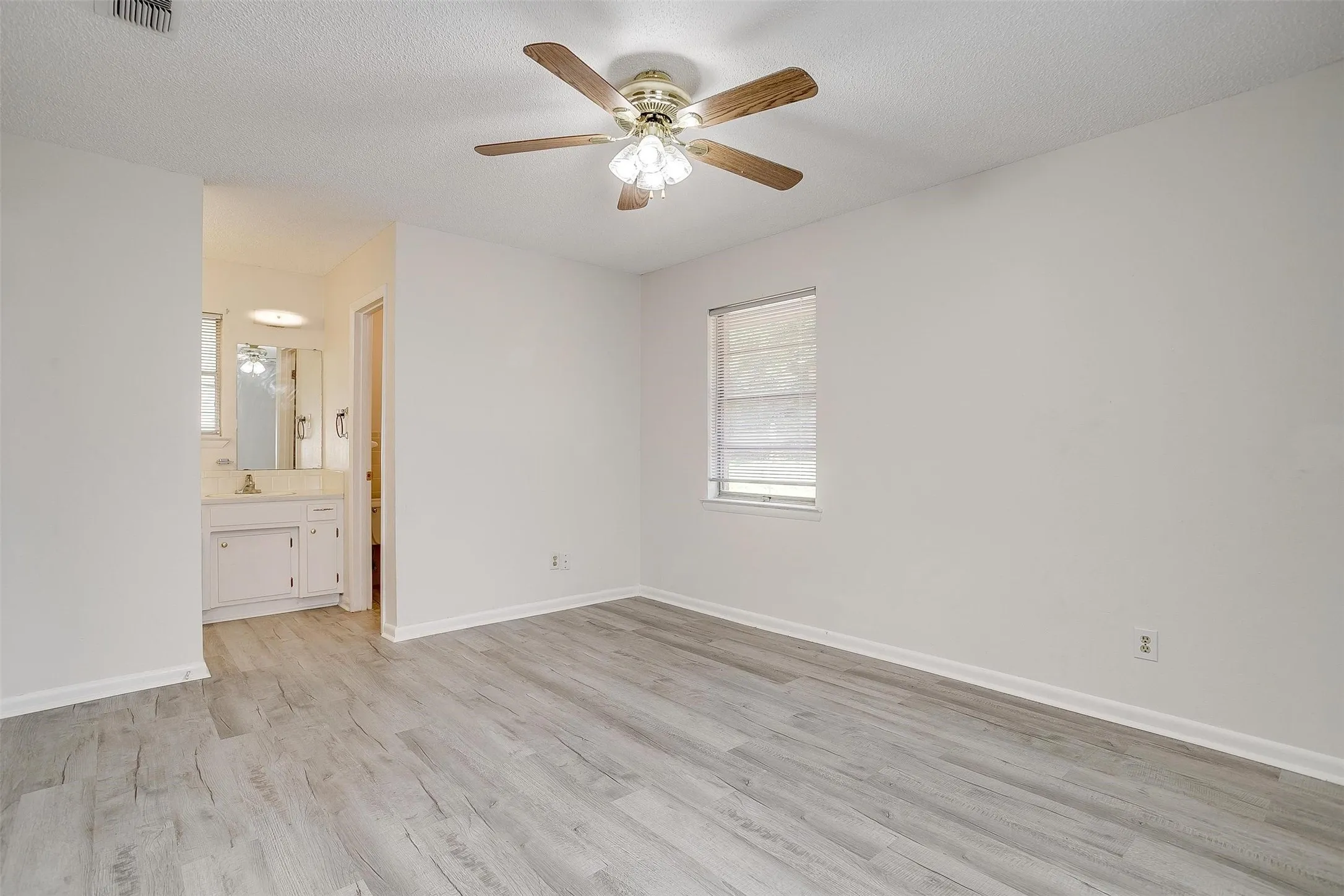 Single Family Residence For Rent in Parker County , 1104 Julie Street, Weatherford, Texas 76086, 3 Bedroom, 2 Bathroom, 2 Garage spaces, 1,395 Sqft, built in 1970, mls#21337407, Real Estate Agent in Weatherford, Homes For Rent in Parker county, Homes For Rent in Weatherford, Realtor in Weatherford Texas, Real Estate Brokerage Independent Realty Texas, Luminita Cordes Realtor