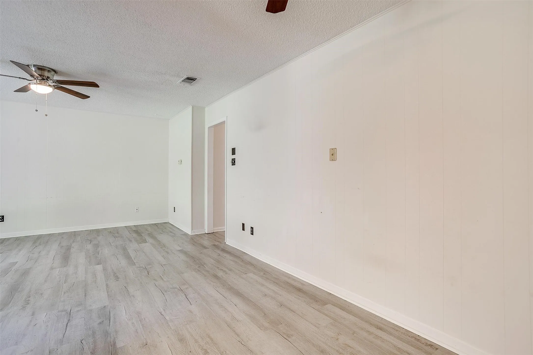 Single Family Residence For Rent in Parker County , 1104 Julie Street, Weatherford, Texas 76086, 3 Bedroom, 2 Bathroom, 2 Garage spaces, 1,395 Sqft, built in 1970, mls#21337407, Real Estate Agent in Weatherford, Homes For Rent in Parker county, Homes For Rent in Weatherford, Realtor in Weatherford Texas, Real Estate Brokerage Independent Realty Texas, Luminita Cordes Realtor