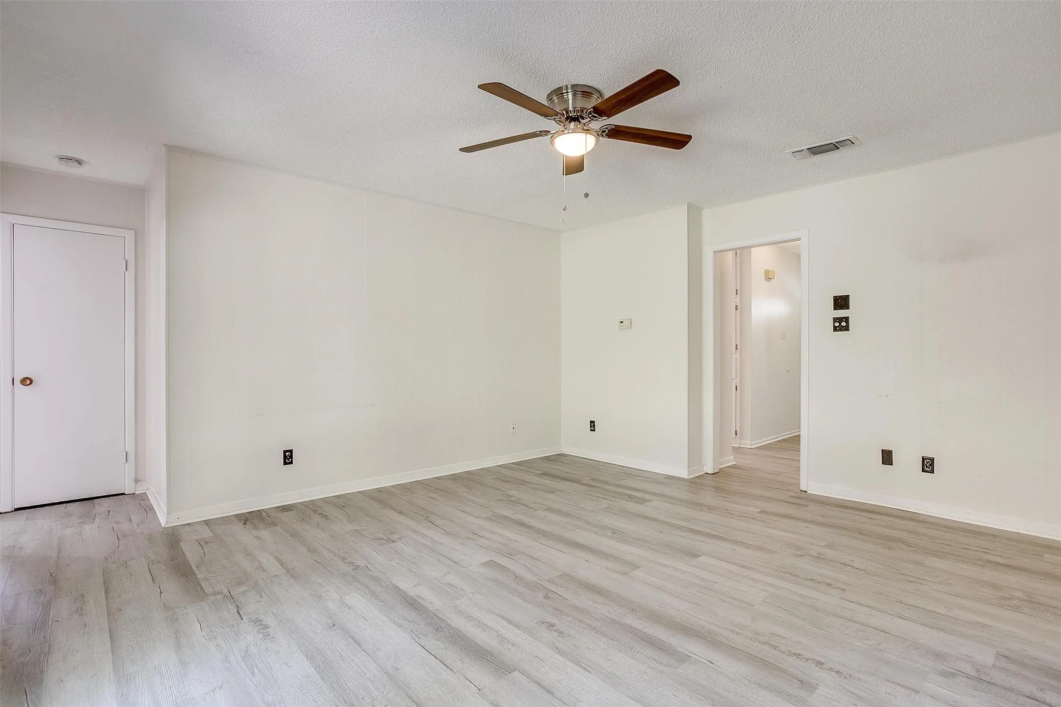 Single Family Residence For Rent in Parker County , 1104 Julie Street, Weatherford, Texas 76086, 3 Bedroom, 2 Bathroom, 2 Garage spaces, 1,395 Sqft, built in 1970, mls#21337407, Real Estate Agent in Weatherford, Homes For Rent in Parker county, Homes For Rent in Weatherford, Realtor in Weatherford Texas, Real Estate Brokerage Independent Realty Texas, Luminita Cordes Realtor