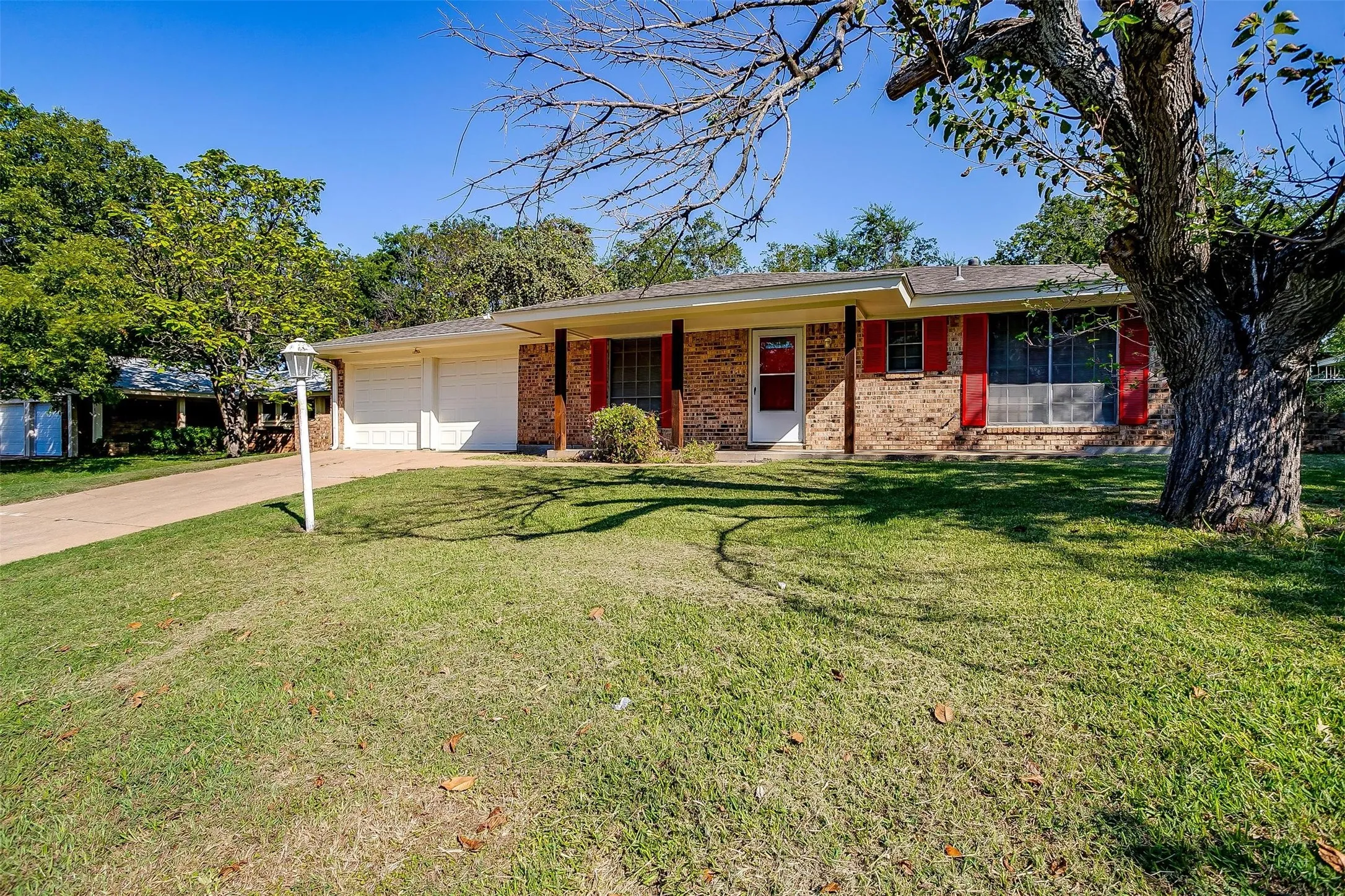 Single Family Residence For Rent in Parker County , 1104 Julie Street, Weatherford, Texas 76086, 3 Bedroom, 2 Bathroom, 2 Garage spaces, 1,395 Sqft, built in 1970, mls#21337407, Real Estate Agent in Weatherford, Homes For Rent in Parker county, Homes For Rent in Weatherford, Realtor in Weatherford Texas, Real Estate Brokerage Independent Realty Texas, Luminita Cordes Realtor