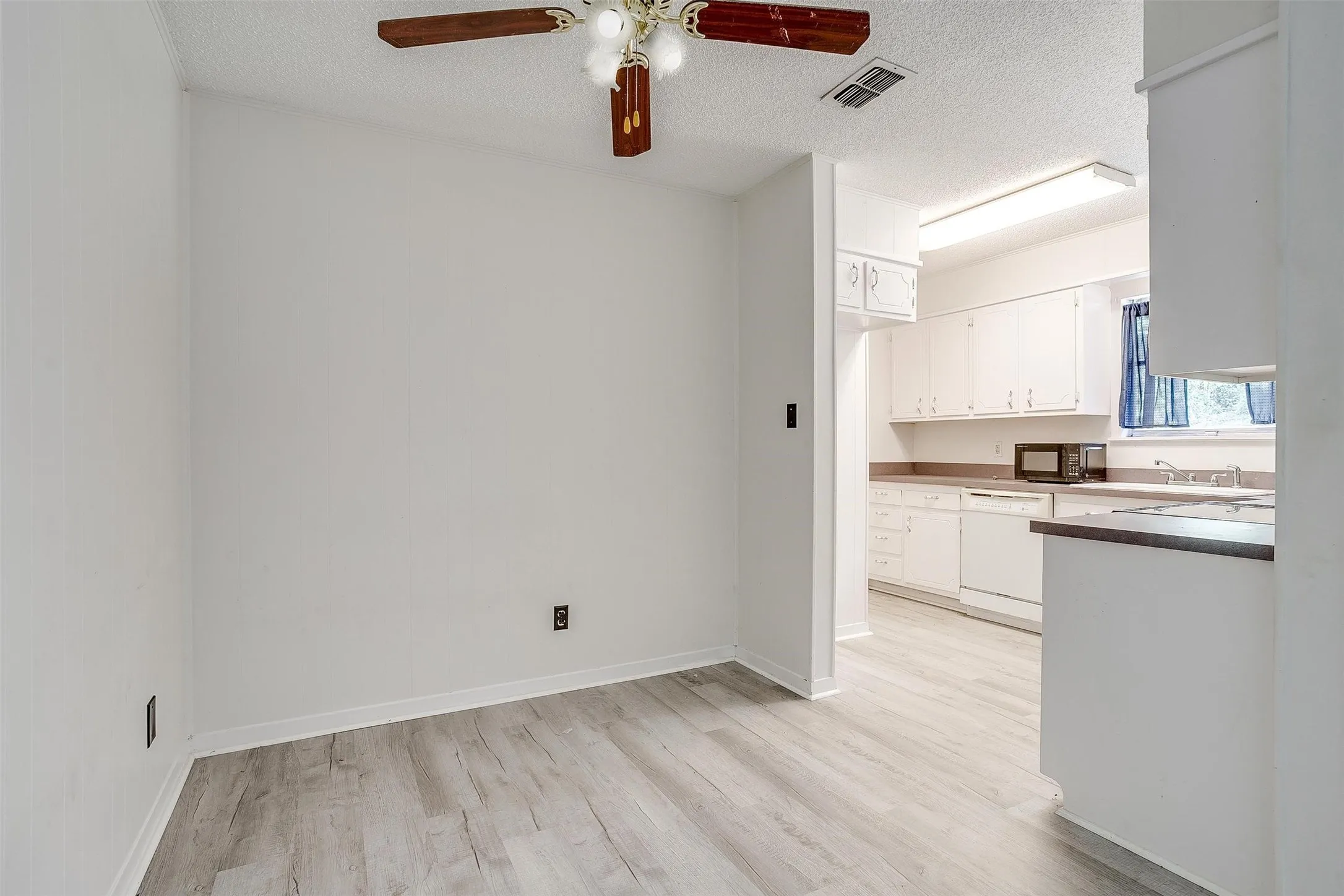 Single Family Residence For Rent in Parker County , 1104 Julie Street, Weatherford, Texas 76086, 3 Bedroom, 2 Bathroom, 2 Garage spaces, 1,395 Sqft, built in 1970, mls#21337407, Real Estate Agent in Weatherford, Homes For Rent in Parker county, Homes For Rent in Weatherford, Realtor in Weatherford Texas, Real Estate Brokerage Independent Realty Texas, Luminita Cordes Realtor