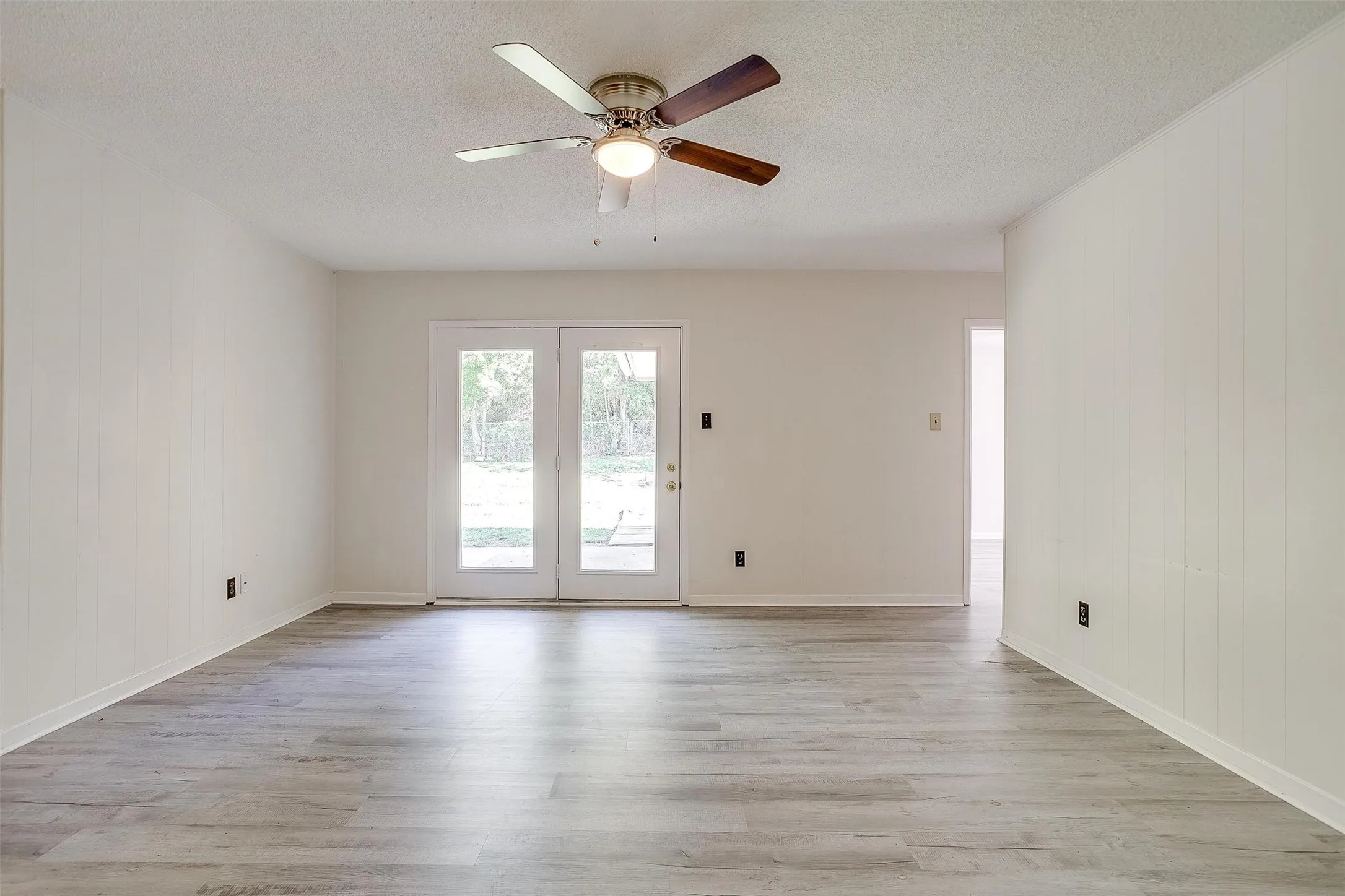 Single Family Residence For Rent in Parker County , 1104 Julie Street, Weatherford, Texas 76086, 3 Bedroom, 2 Bathroom, 2 Garage spaces, 1,395 Sqft, built in 1970, mls#21337407, Real Estate Agent in Weatherford, Homes For Rent in Parker county, Homes For Rent in Weatherford, Realtor in Weatherford Texas, Real Estate Brokerage Independent Realty Texas, Luminita Cordes Realtor