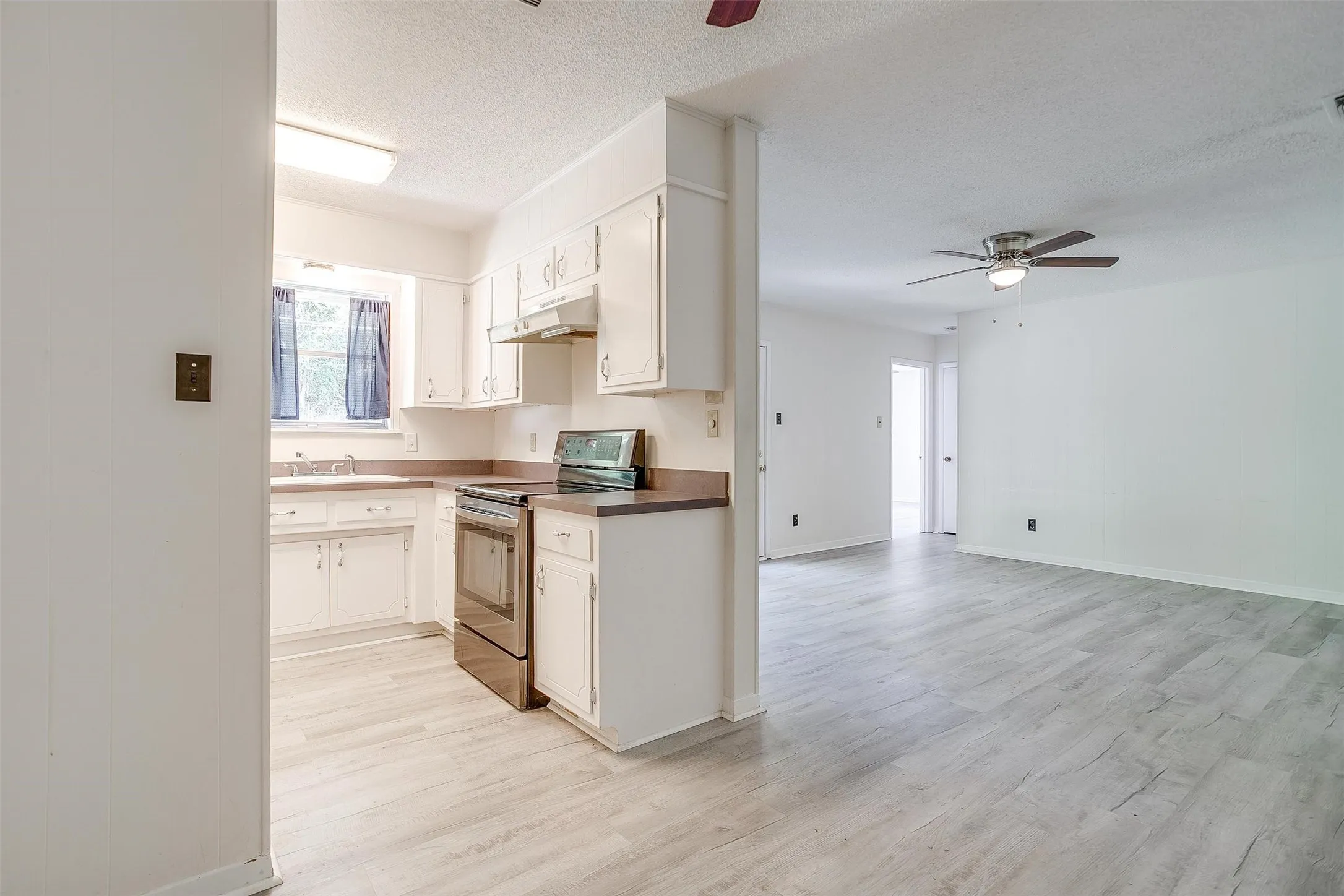 Single Family Residence For Rent in Parker County , 1104 Julie Street, Weatherford, Texas 76086, 3 Bedroom, 2 Bathroom, 2 Garage spaces, 1,395 Sqft, built in 1970, mls#21337407, Real Estate Agent in Weatherford, Homes For Rent in Parker county, Homes For Rent in Weatherford, Realtor in Weatherford Texas, Real Estate Brokerage Independent Realty Texas, Luminita Cordes Realtor