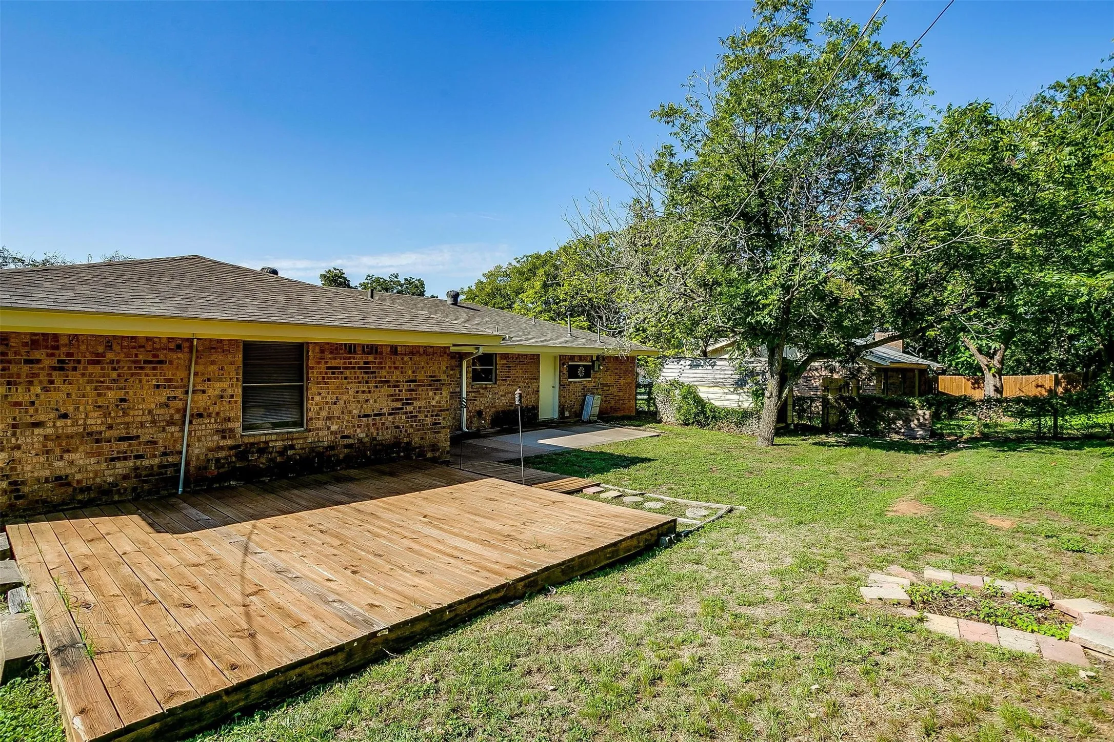 Single Family Residence For Rent in Parker County , 1104 Julie Street, Weatherford, Texas 76086, 3 Bedroom, 2 Bathroom, 2 Garage spaces, 1,395 Sqft, built in 1970, mls#21337407, Real Estate Agent in Weatherford, Homes For Rent in Parker county, Homes For Rent in Weatherford, Realtor in Weatherford Texas, Real Estate Brokerage Independent Realty Texas, Luminita Cordes Realtor