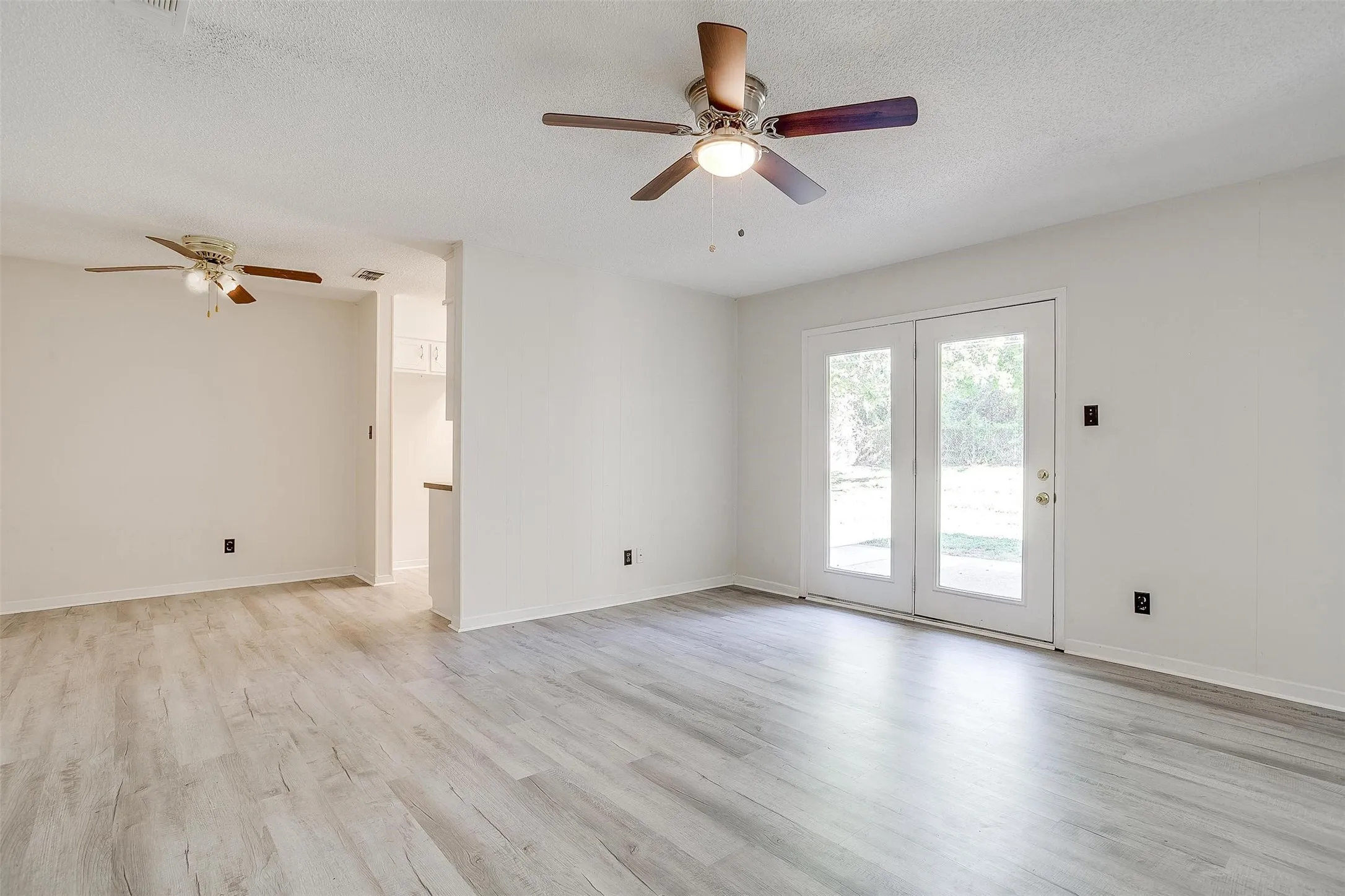 Single Family Residence For Rent in Parker County , 1104 Julie Street, Weatherford, Texas 76086, 3 Bedroom, 2 Bathroom, 2 Garage spaces, 1,395 Sqft, built in 1970, mls#21337407, Real Estate Agent in Weatherford, Homes For Rent in Parker county, Homes For Rent in Weatherford, Realtor in Weatherford Texas, Real Estate Brokerage Independent Realty Texas, Luminita Cordes Realtor