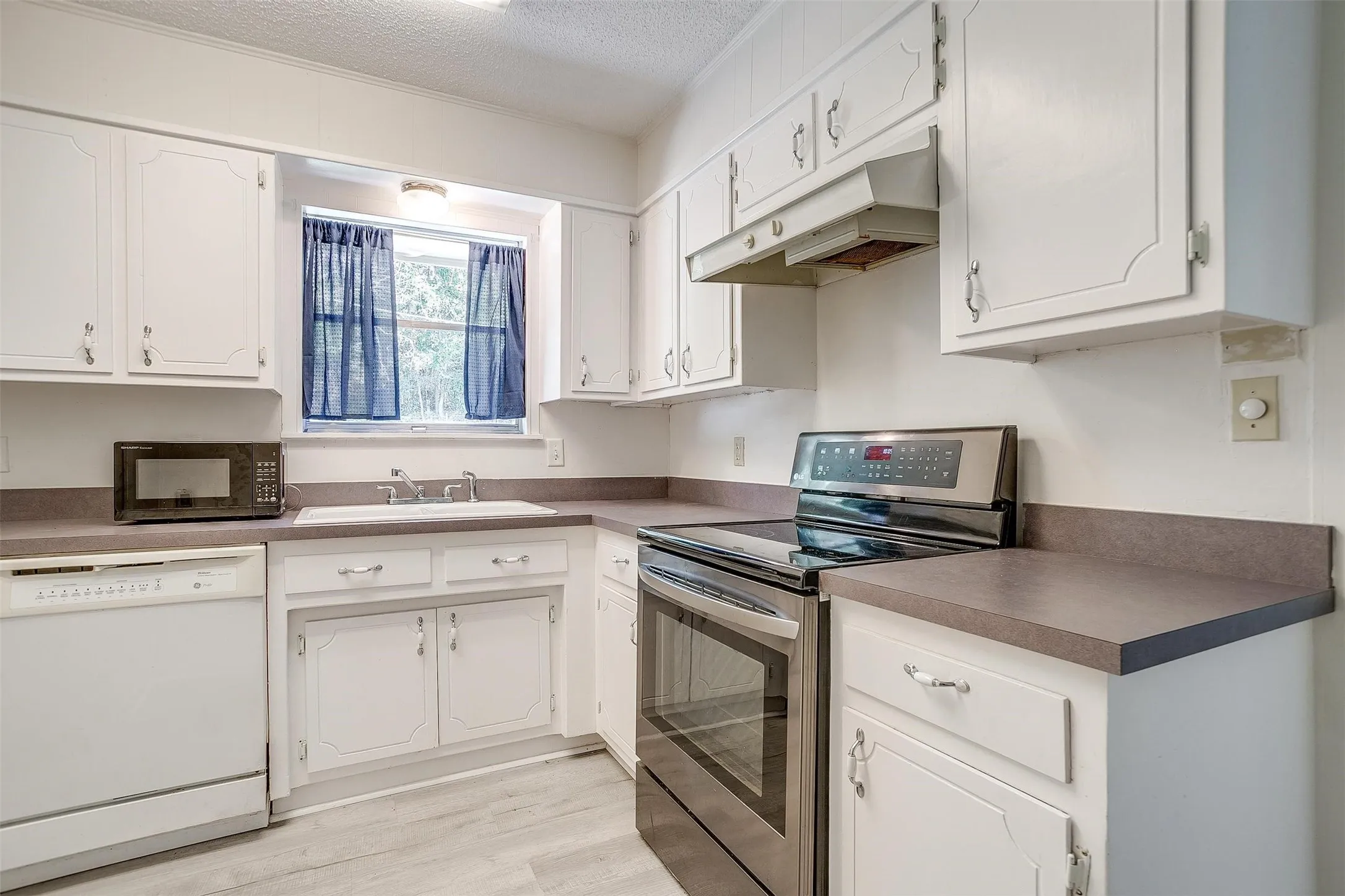 Single Family Residence For Rent in Parker County , 1104 Julie Street, Weatherford, Texas 76086, 3 Bedroom, 2 Bathroom, 2 Garage spaces, 1,395 Sqft, built in 1970, mls#21337407, Real Estate Agent in Weatherford, Homes For Rent in Parker county, Homes For Rent in Weatherford, Realtor in Weatherford Texas, Real Estate Brokerage Independent Realty Texas, Luminita Cordes Realtor
