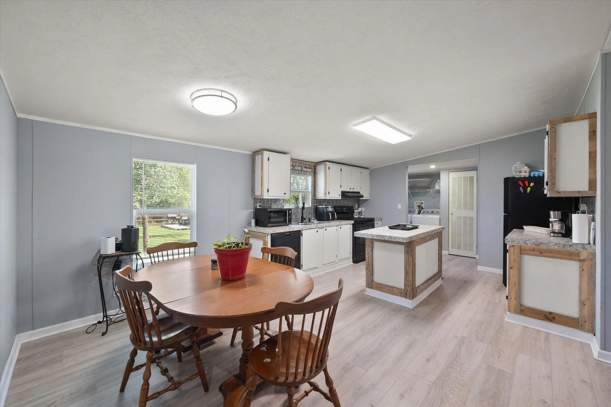 Manufactured Home For Sale in Navarro County , 212 SE County Road 3048a, Corsicana, Texas 75109, 3 Bedrooms, 2 Bathrooms, Garage spaces, 1,400 Sqft, built in 2024, Price $205,000, mls#21337086, Real Estate Agent in Corsicana, Homes For Sale in Navarro county, Homes For Sale in Corsicana, Realtor in Corsicana Texas, Real Estate Brokerage Independent Realty Texas, Luminita Cordes Realtor