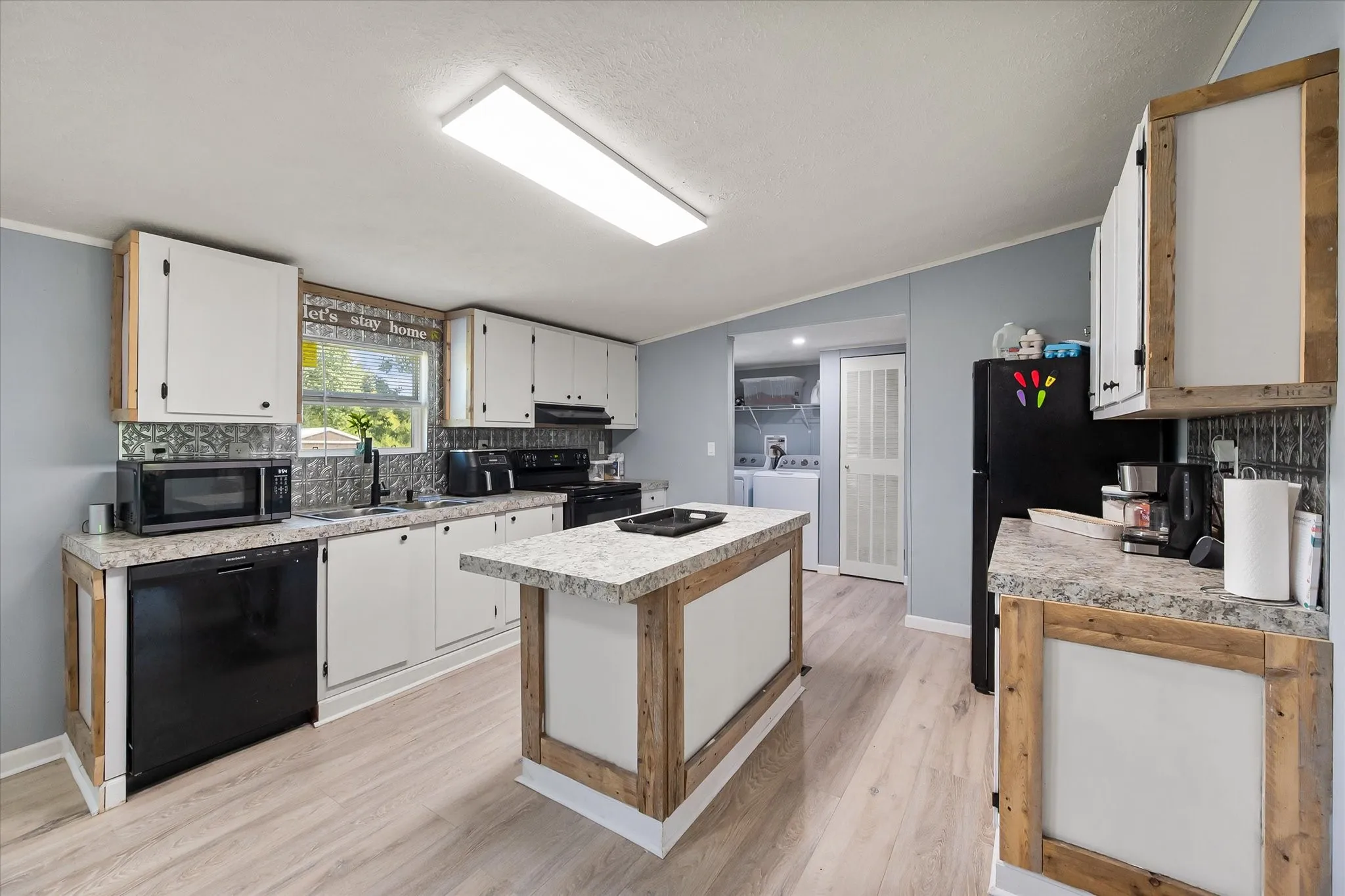 Manufactured Home For Sale in Navarro County , 212 SE County Road 3048a, Corsicana, Texas 75109, 3 Bedrooms, 2 Bathrooms, Garage spaces, 1,400 Sqft, built in 2024, Price $205,000, mls#21337086, Real Estate Agent in Corsicana, Homes For Sale in Navarro county, Homes For Sale in Corsicana, Realtor in Corsicana Texas, Real Estate Brokerage Independent Realty Texas, Luminita Cordes Realtor