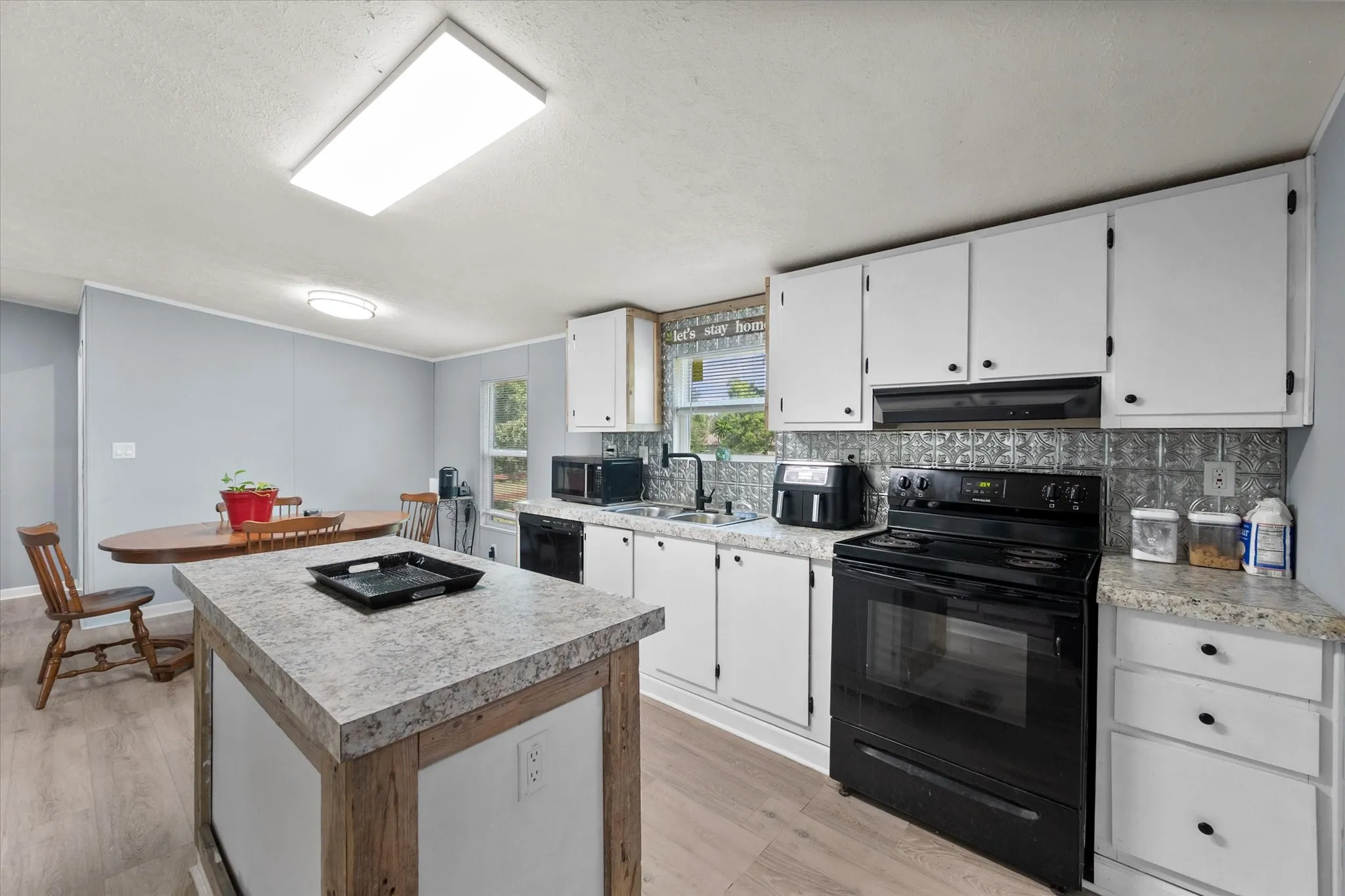 Manufactured Home For Sale in Navarro County , 212 SE County Road 3048a, Corsicana, Texas 75109, 3 Bedrooms, 2 Bathrooms, Garage spaces, 1,400 Sqft, built in 2024, Price $205,000, mls#21337086, Real Estate Agent in Corsicana, Homes For Sale in Navarro county, Homes For Sale in Corsicana, Realtor in Corsicana Texas, Real Estate Brokerage Independent Realty Texas, Luminita Cordes Realtor