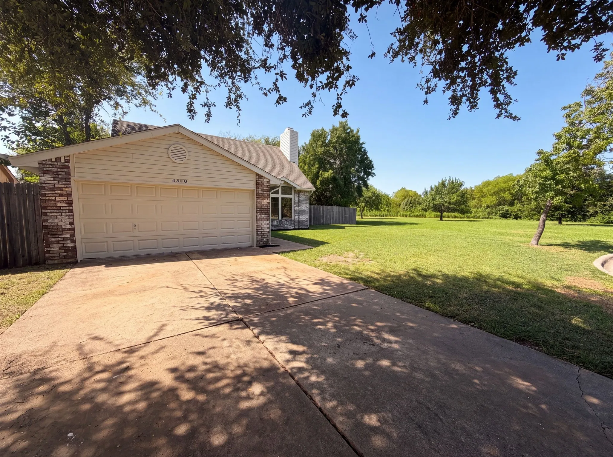 Single Family Residence For Sale in Tarrant County , 4300 Windwillow Court, Fort Worth, Texas 76137, 4 Bedroom, 2 Bathroom, 2 Garage spaces, 2,050 Sqft, built in 1987, mls#21337442, Real Estate Agent in Fort Worth, Homes For Sale in Tarrant county, Homes For Sale in Fort Worth, Realtor in Fort Worth Texas, Real Estate Brokerage Independent Realty Texas, Luminita Cordes Realtor