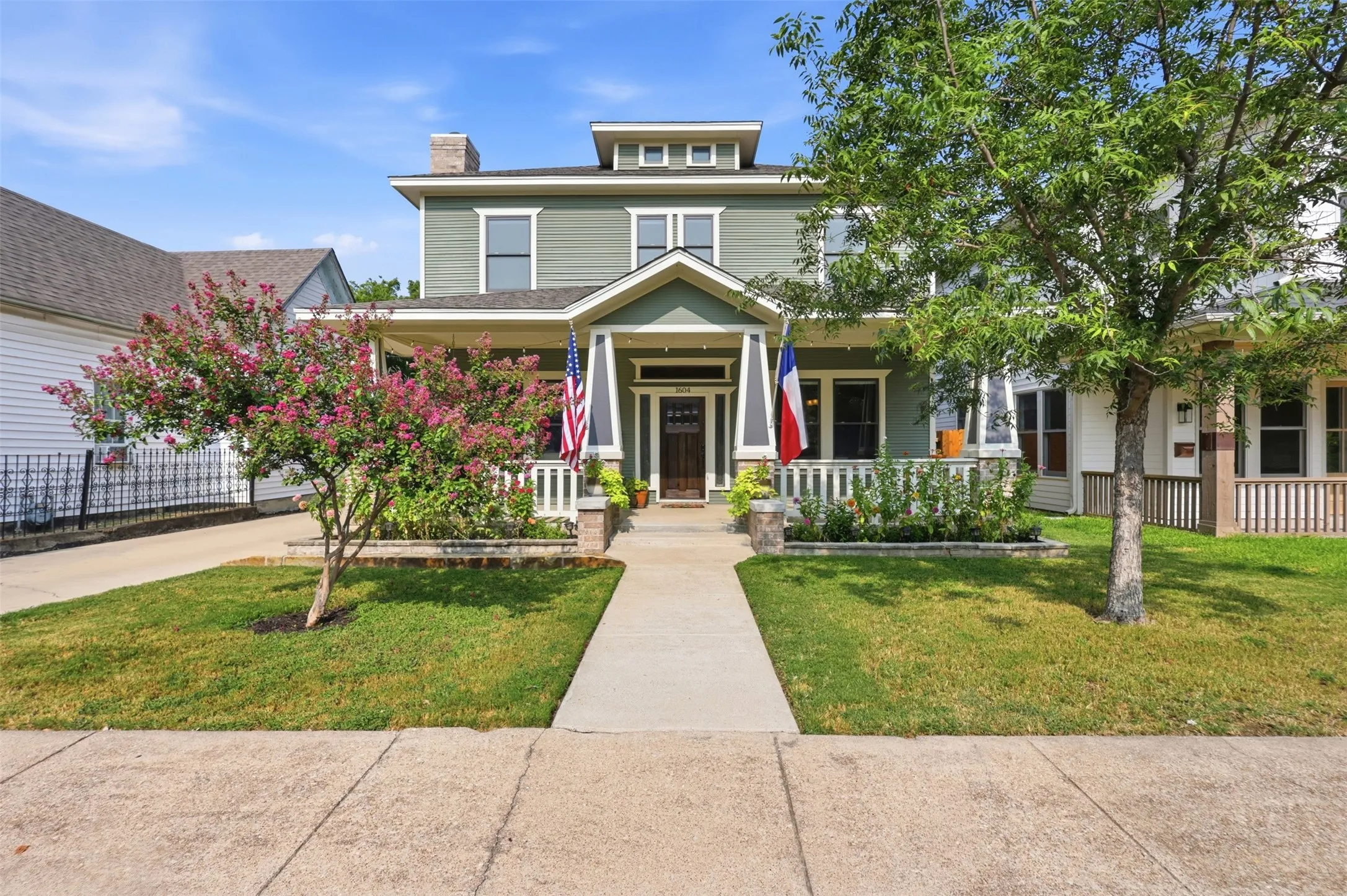 Single Family Residence For Sale in Tarrant County , 1604 Washington Avenue, Fort Worth, Texas 76104, 4 Bedroom, 3 Bathroom, 1 Garage spaces, 2,294 Sqft, built in 2013, mls#21337480, Real Estate Agent in Fort Worth, Homes For Sale in Tarrant county, Homes For Sale in Fort Worth, Realtor in Fort Worth Texas, Real Estate Brokerage Independent Realty Texas, Luminita Cordes Realtor