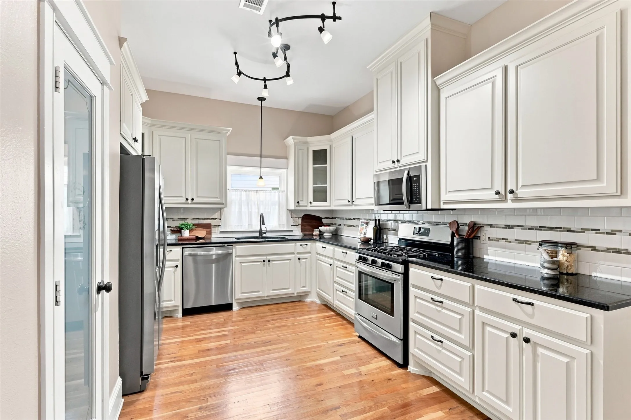 Single Family Residence For Sale in Tarrant County , 1604 Washington Avenue, Fort Worth, Texas 76104, 4 Bedroom, 3 Bathroom, 1 Garage spaces, 2,294 Sqft, built in 2013, mls#21337480, Real Estate Agent in Fort Worth, Homes For Sale in Tarrant county, Homes For Sale in Fort Worth, Realtor in Fort Worth Texas, Real Estate Brokerage Independent Realty Texas, Luminita Cordes Realtor
