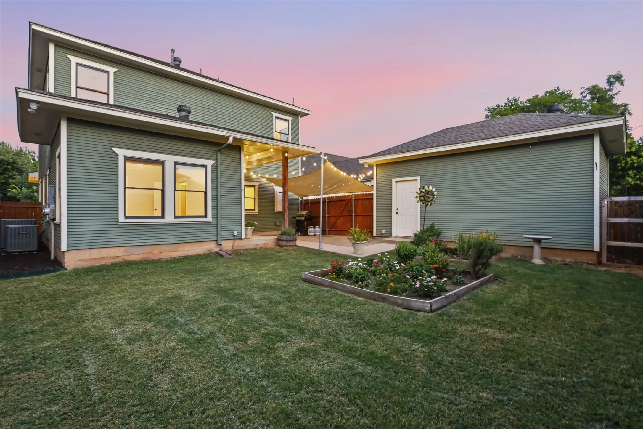 Single Family Residence For Sale in Tarrant County , 1604 Washington Avenue, Fort Worth, Texas 76104, 4 Bedroom, 3 Bathroom, 1 Garage spaces, 2,294 Sqft, built in 2013, mls#21337480, Real Estate Agent in Fort Worth, Homes For Sale in Tarrant county, Homes For Sale in Fort Worth, Realtor in Fort Worth Texas, Real Estate Brokerage Independent Realty Texas, Luminita Cordes Realtor