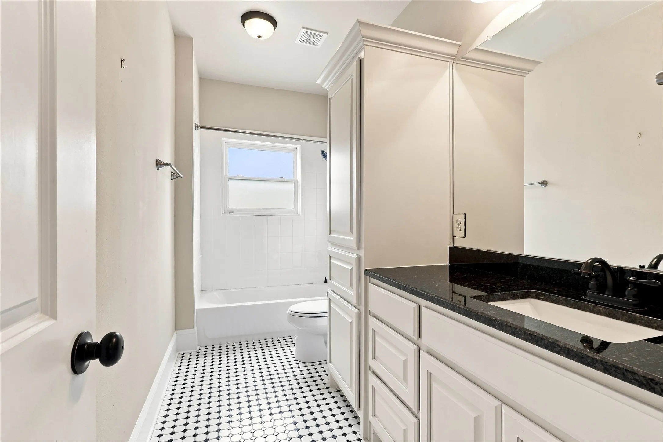 Single Family Residence For Sale in Tarrant County , 1604 Washington Avenue, Fort Worth, Texas 76104, 4 Bedroom, 3 Bathroom, 1 Garage spaces, 2,294 Sqft, built in 2013, mls#21337480, Real Estate Agent in Fort Worth, Homes For Sale in Tarrant county, Homes For Sale in Fort Worth, Realtor in Fort Worth Texas, Real Estate Brokerage Independent Realty Texas, Luminita Cordes Realtor