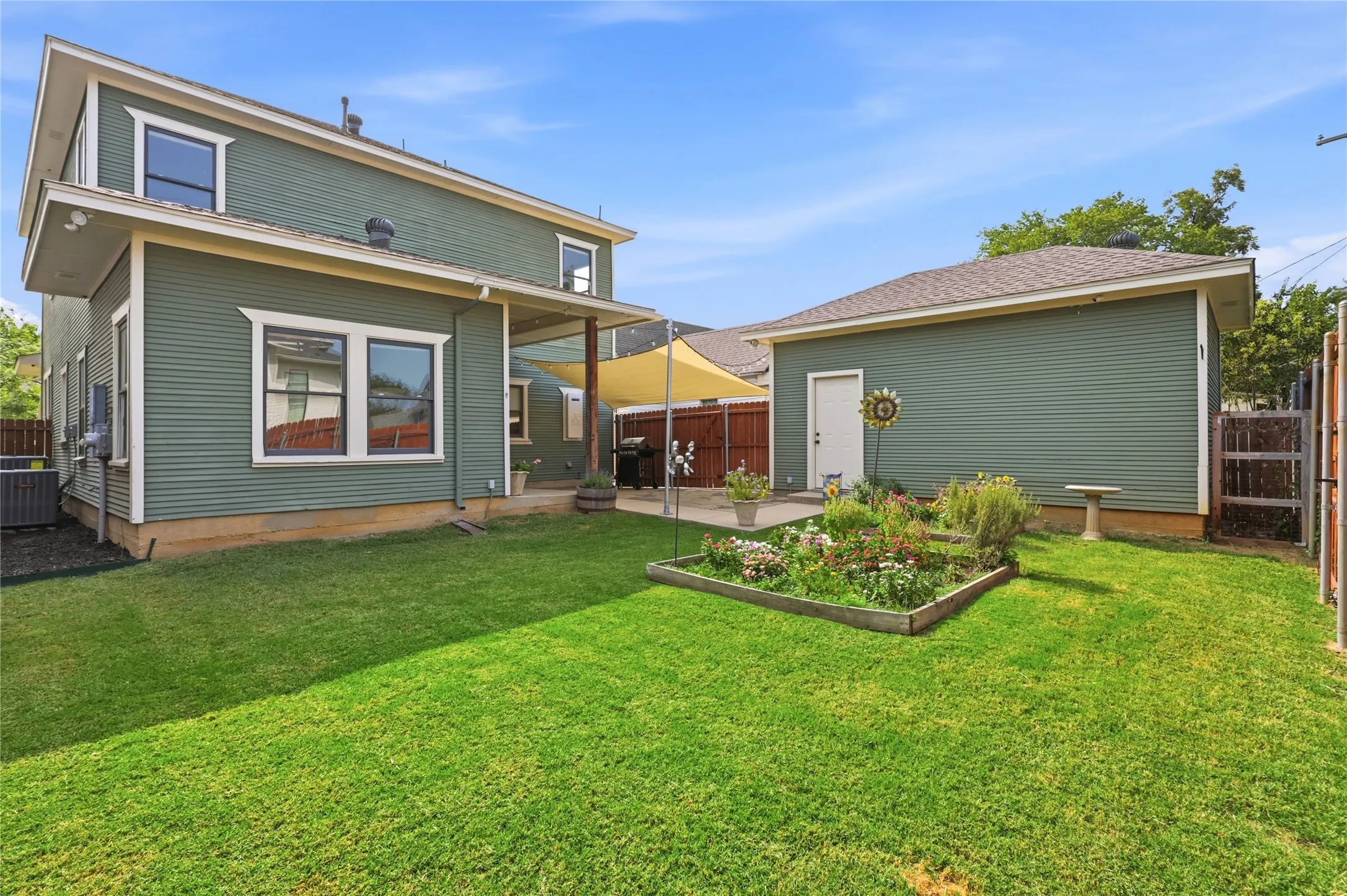 Single Family Residence For Sale in Tarrant County , 1604 Washington Avenue, Fort Worth, Texas 76104, 4 Bedroom, 3 Bathroom, 1 Garage spaces, 2,294 Sqft, built in 2013, mls#21337480, Real Estate Agent in Fort Worth, Homes For Sale in Tarrant county, Homes For Sale in Fort Worth, Realtor in Fort Worth Texas, Real Estate Brokerage Independent Realty Texas, Luminita Cordes Realtor