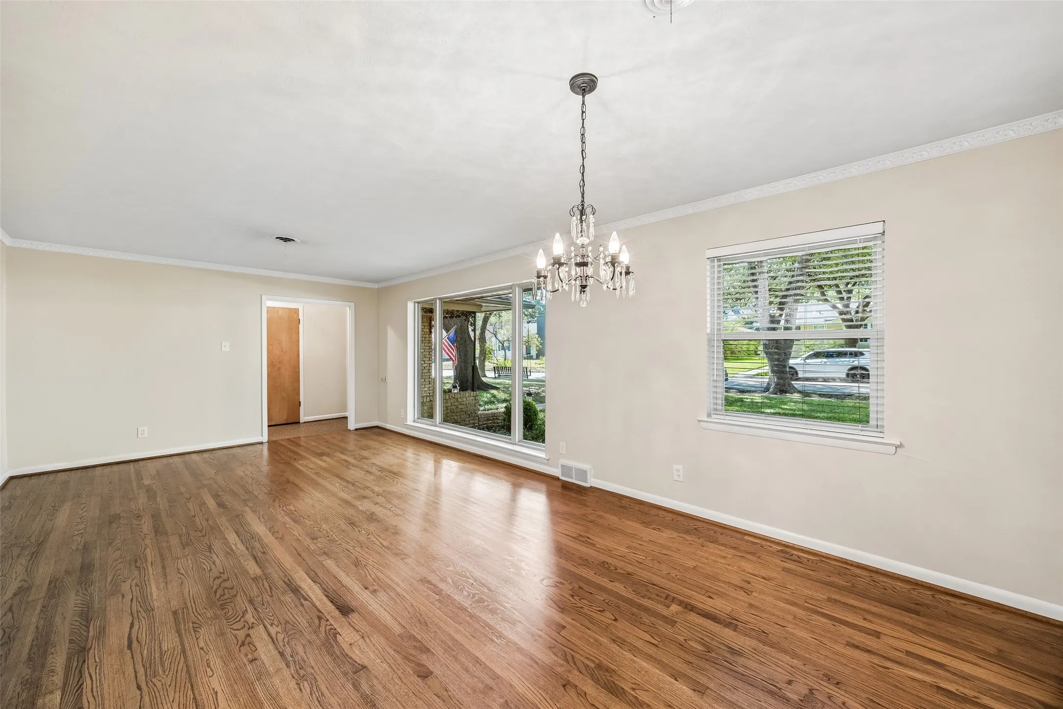 Single Family Residence For Sale in Dallas County , 6147 Woodcrest Lane, Dallas, Texas 75214, 3 Bedroom, 3 Bathroom, 2 Garage spaces, 1,804 Sqft, built in 1957, mls#21326086, Real Estate Agent in Dallas, Homes For Sale in Dallas county, Homes For Sale in Dallas, Realtor in Dallas Texas, Real Estate Brokerage Independent Realty Texas, Luminita Cordes Realtor