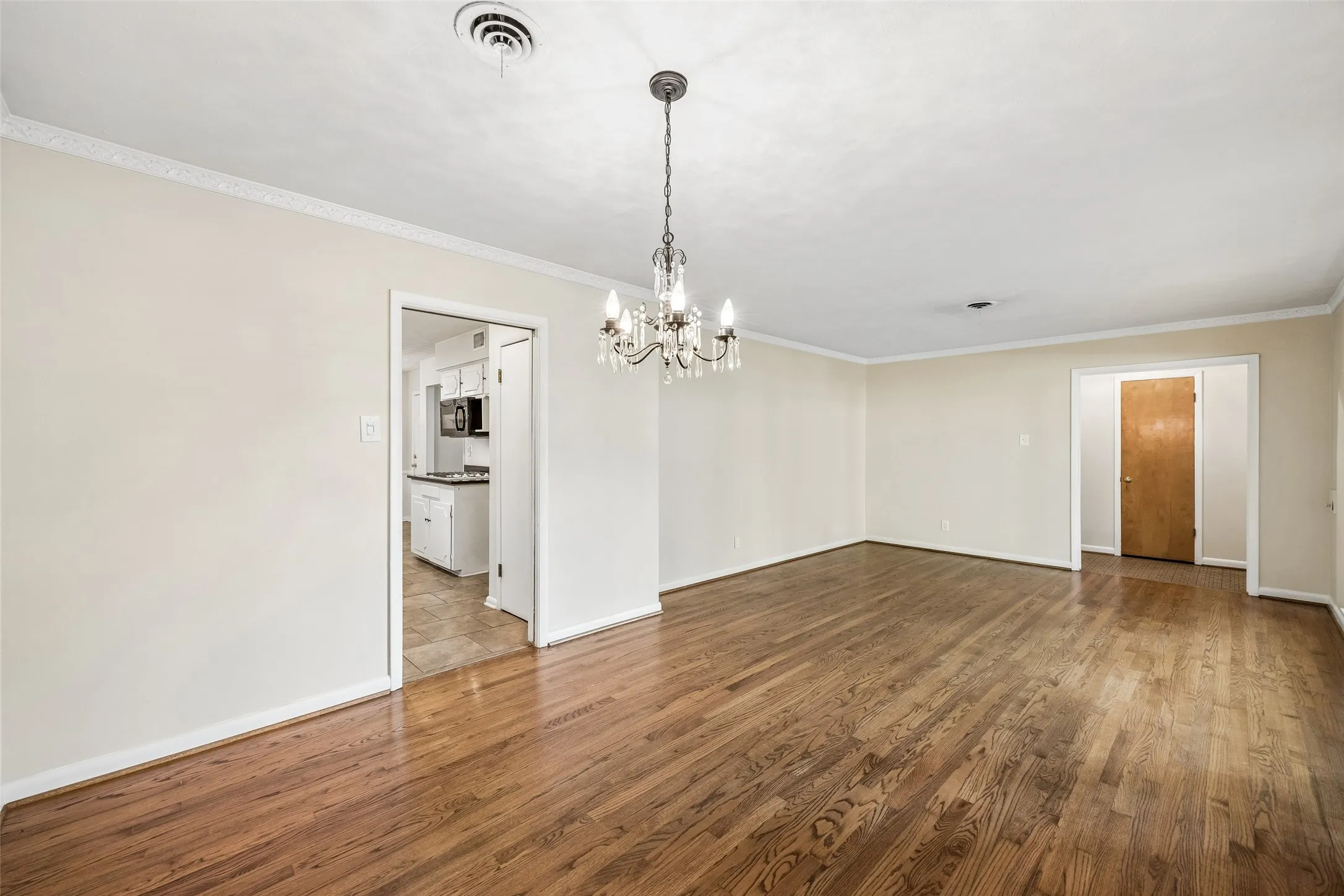 Single Family Residence For Sale in Dallas County , 6147 Woodcrest Lane, Dallas, Texas 75214, 3 Bedroom, 3 Bathroom, 2 Garage spaces, 1,804 Sqft, built in 1957, mls#21326086, Real Estate Agent in Dallas, Homes For Sale in Dallas county, Homes For Sale in Dallas, Realtor in Dallas Texas, Real Estate Brokerage Independent Realty Texas, Luminita Cordes Realtor