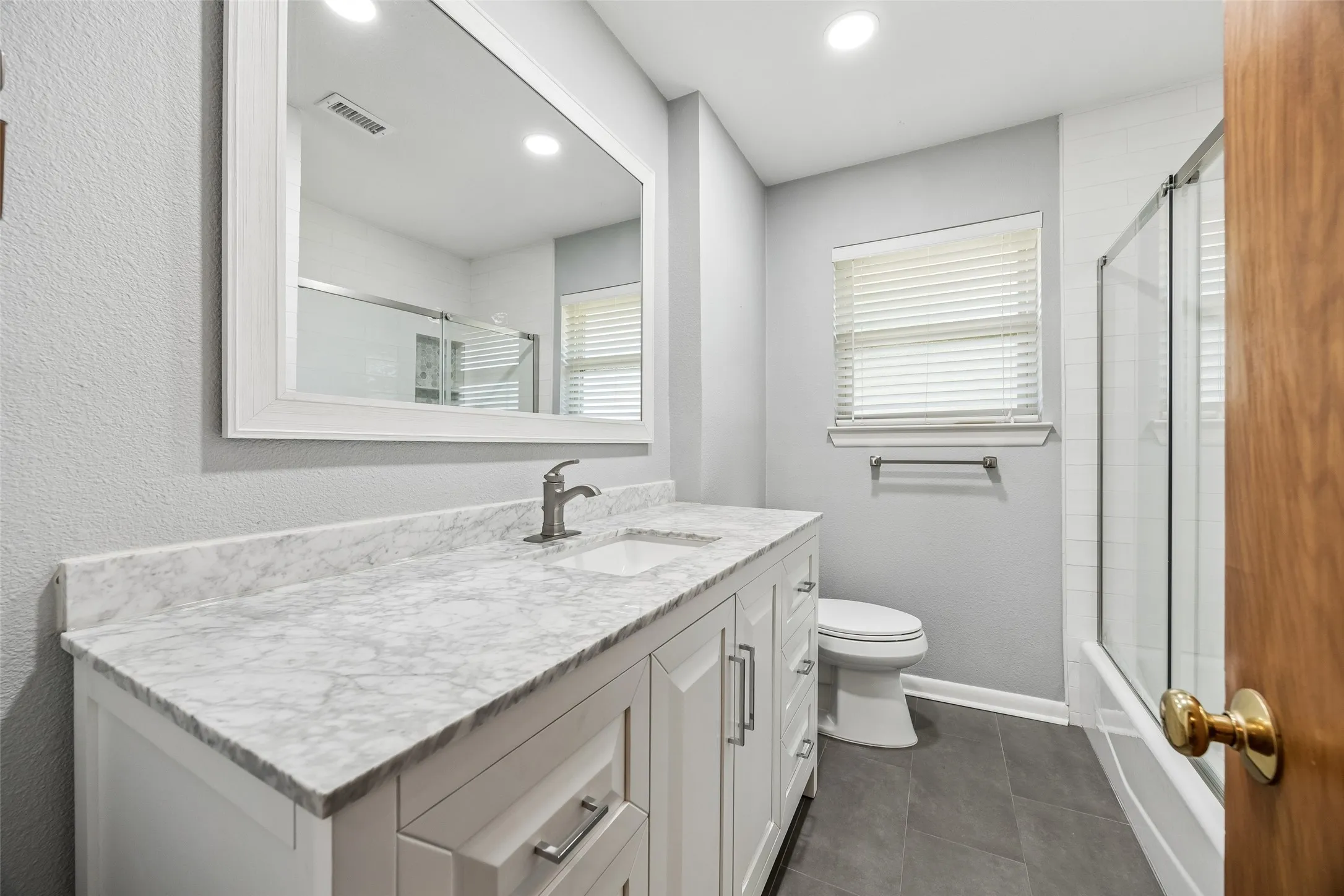 Single Family Residence For Sale in Dallas County , 6147 Woodcrest Lane, Dallas, Texas 75214, 3 Bedroom, 3 Bathroom, 2 Garage spaces, 1,804 Sqft, built in 1957, mls#21326086, Real Estate Agent in Dallas, Homes For Sale in Dallas county, Homes For Sale in Dallas, Realtor in Dallas Texas, Real Estate Brokerage Independent Realty Texas, Luminita Cordes Realtor
