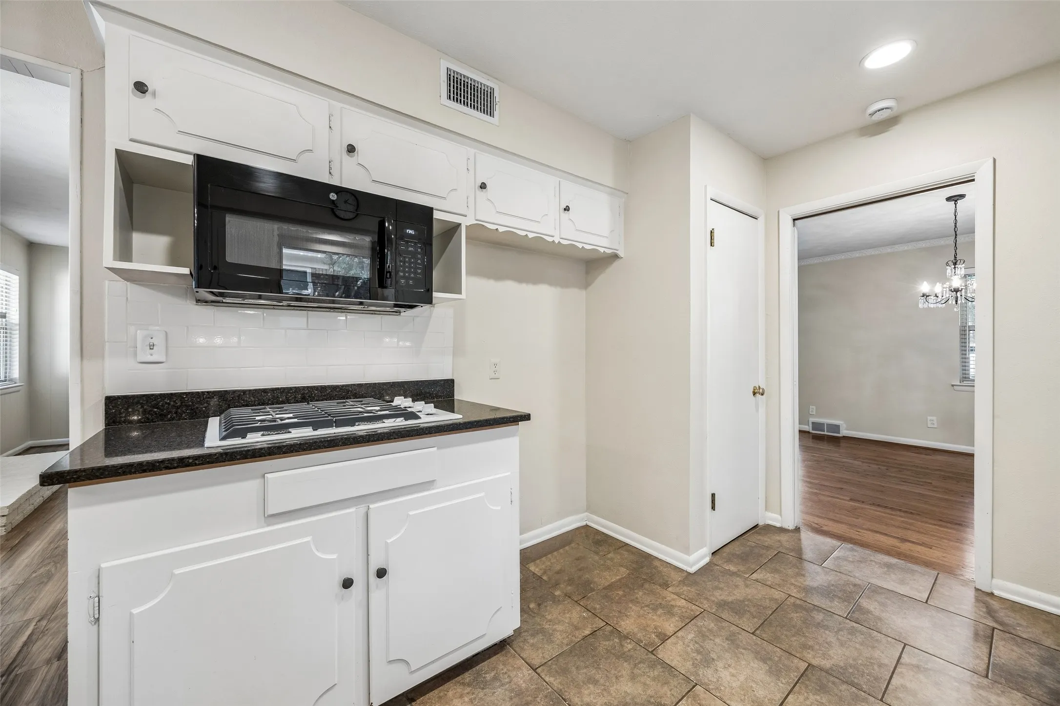 Single Family Residence For Sale in Dallas County , 6147 Woodcrest Lane, Dallas, Texas 75214, 3 Bedroom, 3 Bathroom, 2 Garage spaces, 1,804 Sqft, built in 1957, mls#21326086, Real Estate Agent in Dallas, Homes For Sale in Dallas county, Homes For Sale in Dallas, Realtor in Dallas Texas, Real Estate Brokerage Independent Realty Texas, Luminita Cordes Realtor