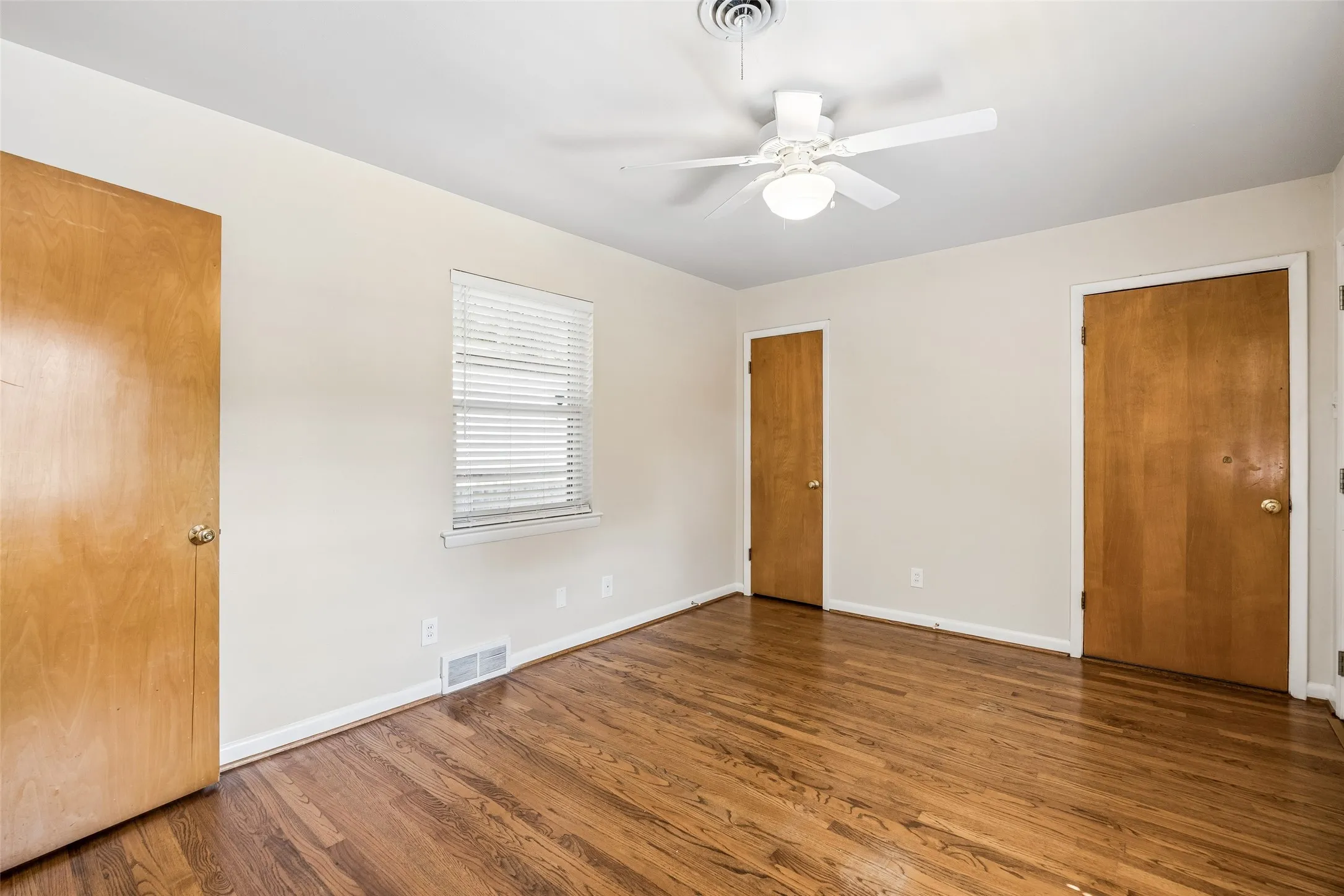 Single Family Residence For Sale in Dallas County , 6147 Woodcrest Lane, Dallas, Texas 75214, 3 Bedroom, 3 Bathroom, 2 Garage spaces, 1,804 Sqft, built in 1957, mls#21326086, Real Estate Agent in Dallas, Homes For Sale in Dallas county, Homes For Sale in Dallas, Realtor in Dallas Texas, Real Estate Brokerage Independent Realty Texas, Luminita Cordes Realtor