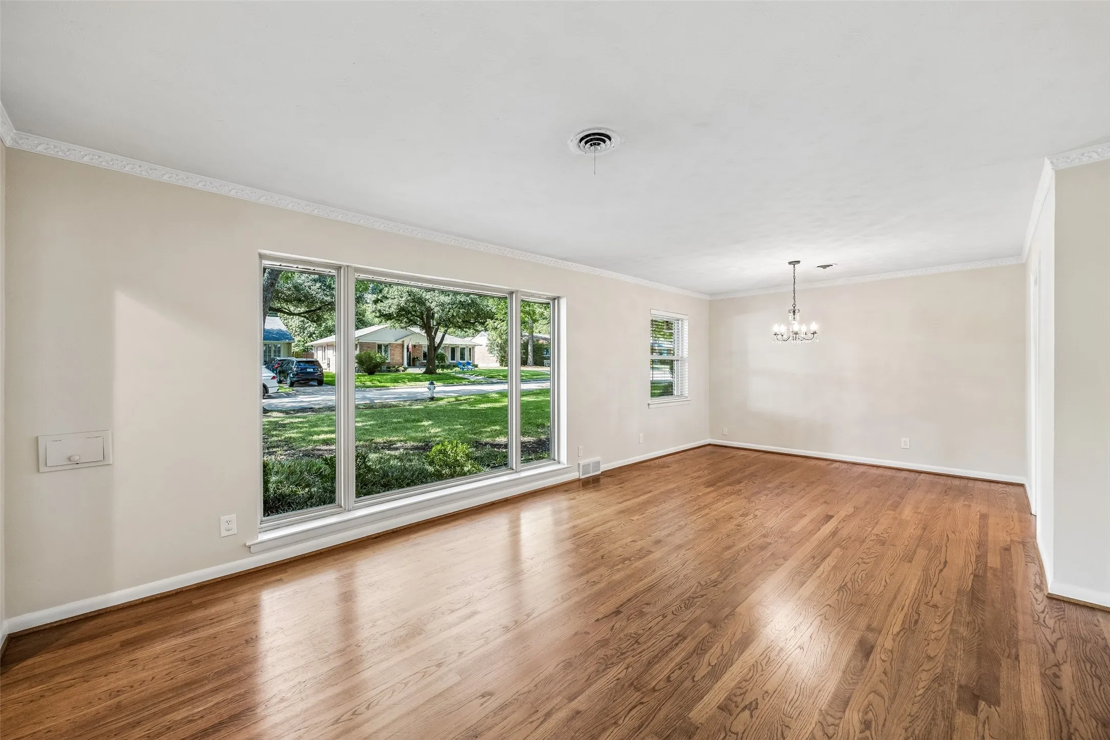 Single Family Residence For Sale in Dallas County , 6147 Woodcrest Lane, Dallas, Texas 75214, 3 Bedroom, 3 Bathroom, 2 Garage spaces, 1,804 Sqft, built in 1957, mls#21326086, Real Estate Agent in Dallas, Homes For Sale in Dallas county, Homes For Sale in Dallas, Realtor in Dallas Texas, Real Estate Brokerage Independent Realty Texas, Luminita Cordes Realtor