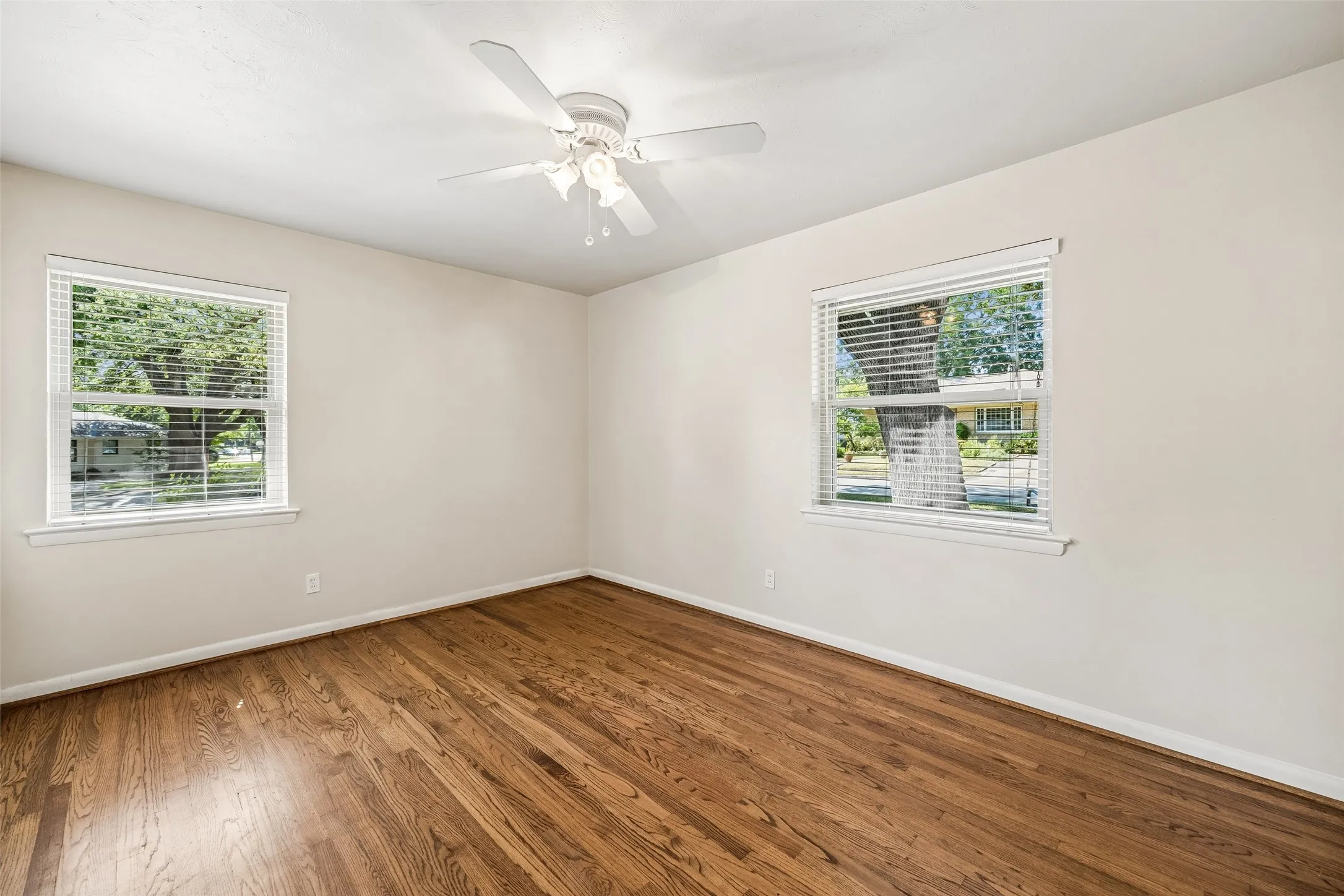 Single Family Residence For Sale in Dallas County , 6147 Woodcrest Lane, Dallas, Texas 75214, 3 Bedroom, 3 Bathroom, 2 Garage spaces, 1,804 Sqft, built in 1957, mls#21326086, Real Estate Agent in Dallas, Homes For Sale in Dallas county, Homes For Sale in Dallas, Realtor in Dallas Texas, Real Estate Brokerage Independent Realty Texas, Luminita Cordes Realtor