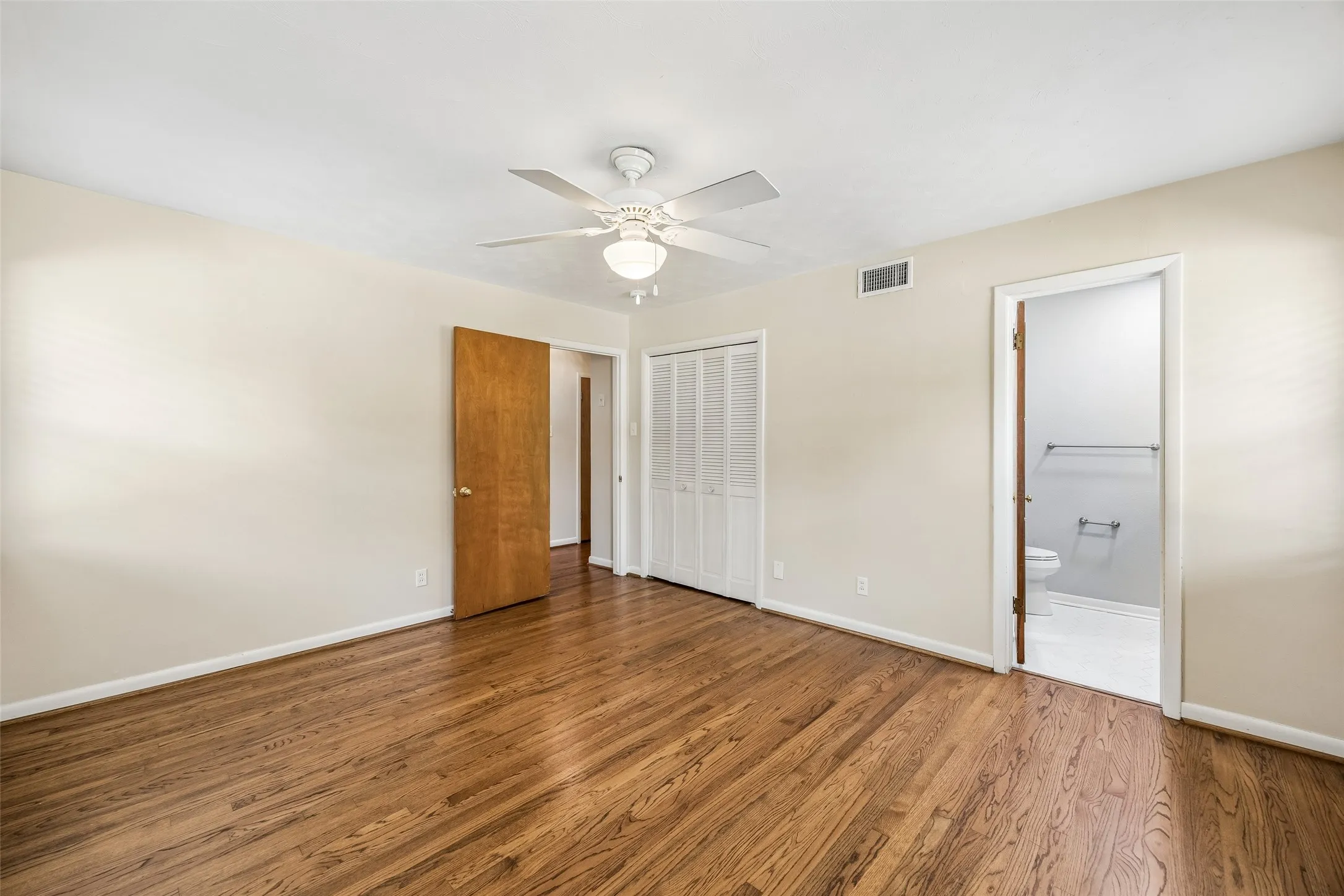 Single Family Residence For Sale in Dallas County , 6147 Woodcrest Lane, Dallas, Texas 75214, 3 Bedroom, 3 Bathroom, 2 Garage spaces, 1,804 Sqft, built in 1957, mls#21326086, Real Estate Agent in Dallas, Homes For Sale in Dallas county, Homes For Sale in Dallas, Realtor in Dallas Texas, Real Estate Brokerage Independent Realty Texas, Luminita Cordes Realtor