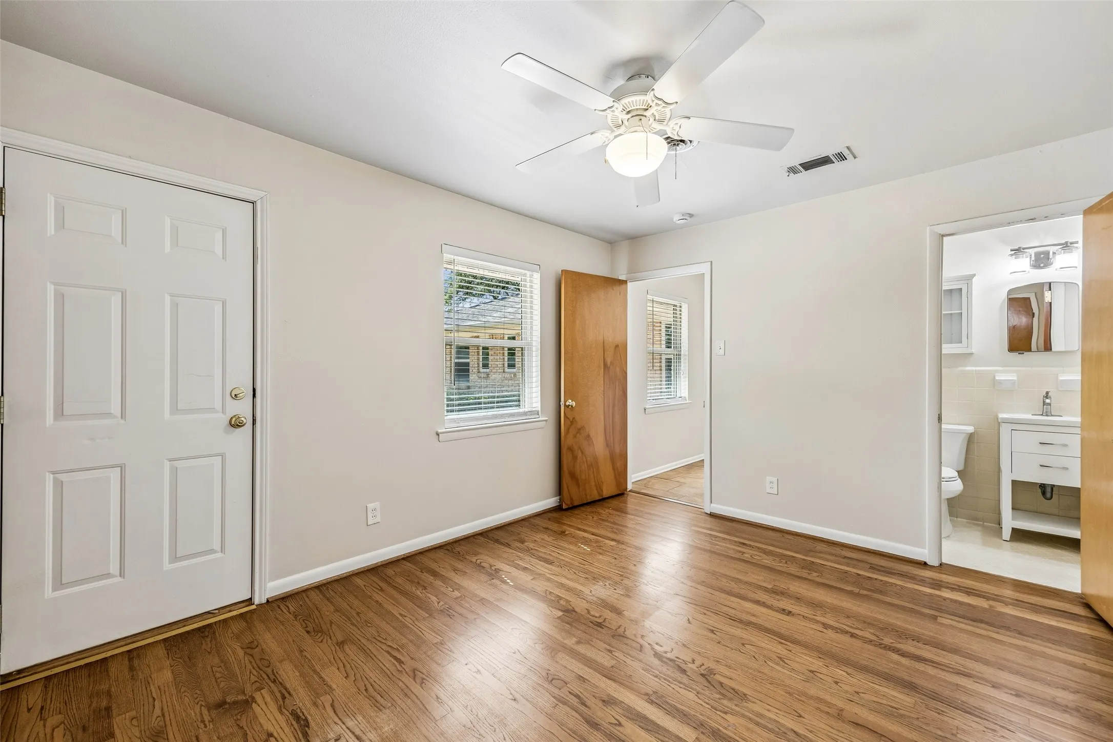 Single Family Residence For Sale in Dallas County , 6147 Woodcrest Lane, Dallas, Texas 75214, 3 Bedroom, 3 Bathroom, 2 Garage spaces, 1,804 Sqft, built in 1957, mls#21326086, Real Estate Agent in Dallas, Homes For Sale in Dallas county, Homes For Sale in Dallas, Realtor in Dallas Texas, Real Estate Brokerage Independent Realty Texas, Luminita Cordes Realtor