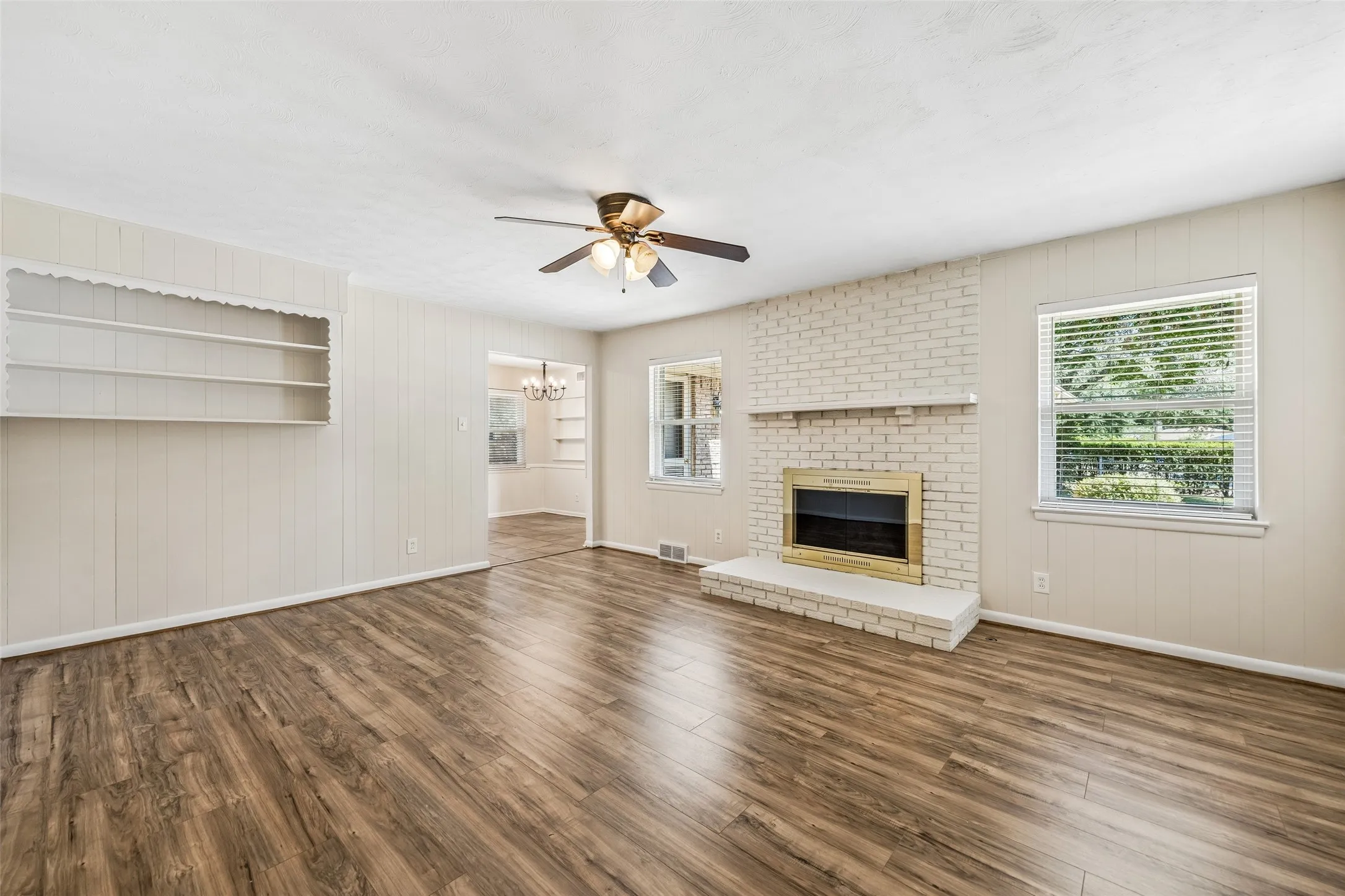 Single Family Residence For Sale in Dallas County , 6147 Woodcrest Lane, Dallas, Texas 75214, 3 Bedroom, 3 Bathroom, 2 Garage spaces, 1,804 Sqft, built in 1957, mls#21326086, Real Estate Agent in Dallas, Homes For Sale in Dallas county, Homes For Sale in Dallas, Realtor in Dallas Texas, Real Estate Brokerage Independent Realty Texas, Luminita Cordes Realtor